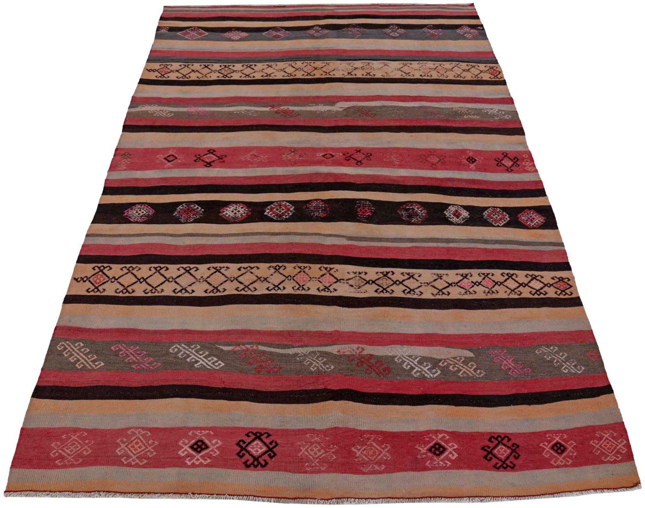 Entdecken Sie die Eleganz eines persischen Kilims mit einem kleinen Teppich von CIRCA 1910. Dieses exklusive Design aus Wolle und BlackIvoryPink ist perfekt, um Ihren Raum zu verschönern.