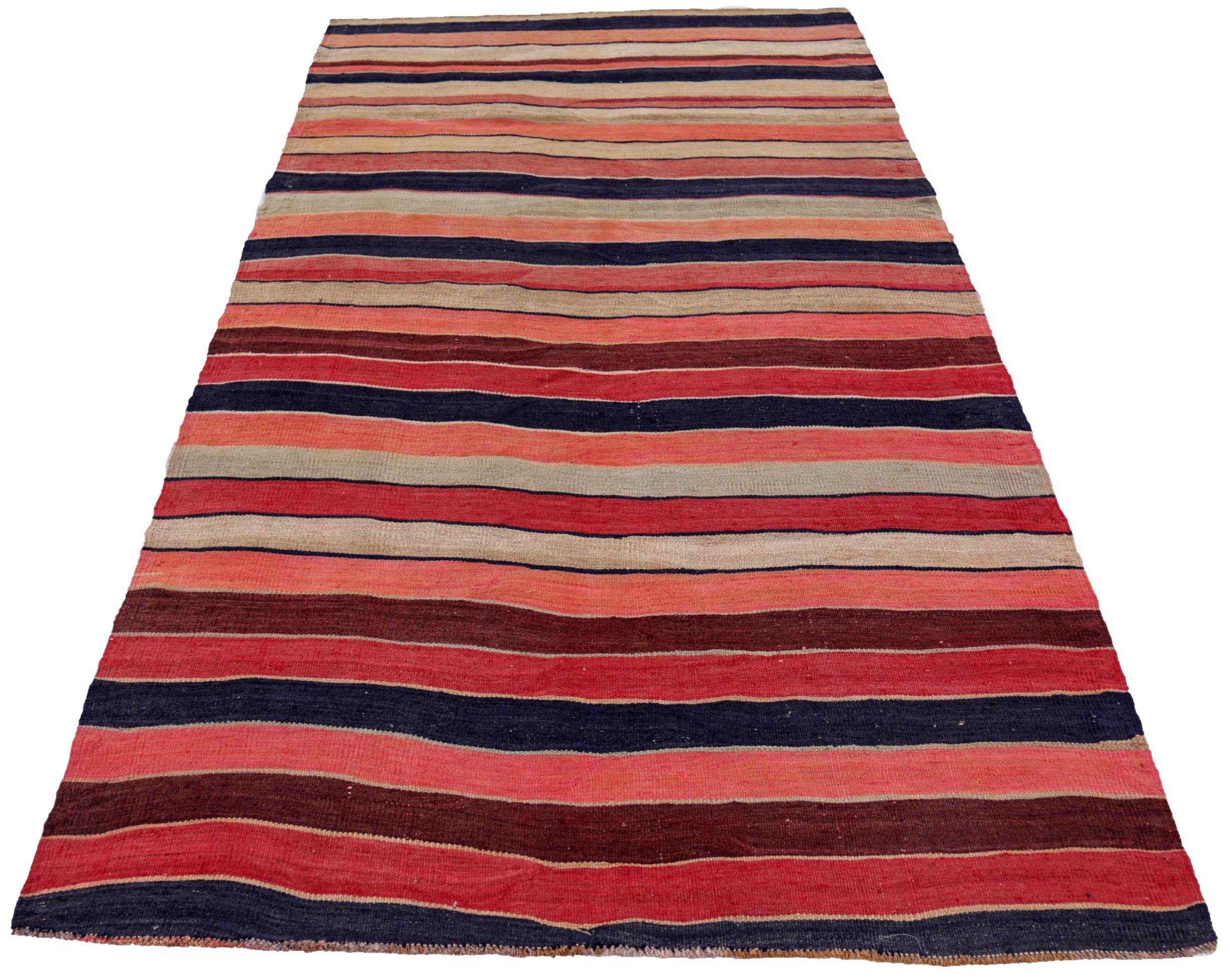 Entdecken Sie die Eleganz eines persischen Kilims mit einem kleinen Teppich von CIRCA 1910. Dieses exklusive Design aus Wolle und Schwarz-Elfenbein-Rosa ist perfekt, um Ihren Raum zu verschönern.