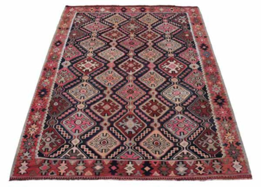 Entdecken Sie die Eleganz eines persischen Kilims mit einem kleinen Teppich von CIRCA 1910. Dieses exklusive Design aus Wolle und Schwarz-Elfenbein-Rosa ist perfekt, um Ihren Raum zu verschönern.