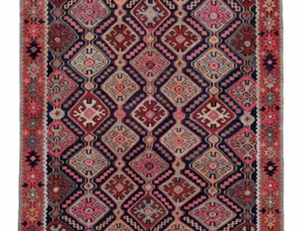 Persischer Kelim-Teppich Circa 1910 - Wolle Schwarz Elfenbein Rosa Rot Design - 91484 (Asiatisch) im Angebot