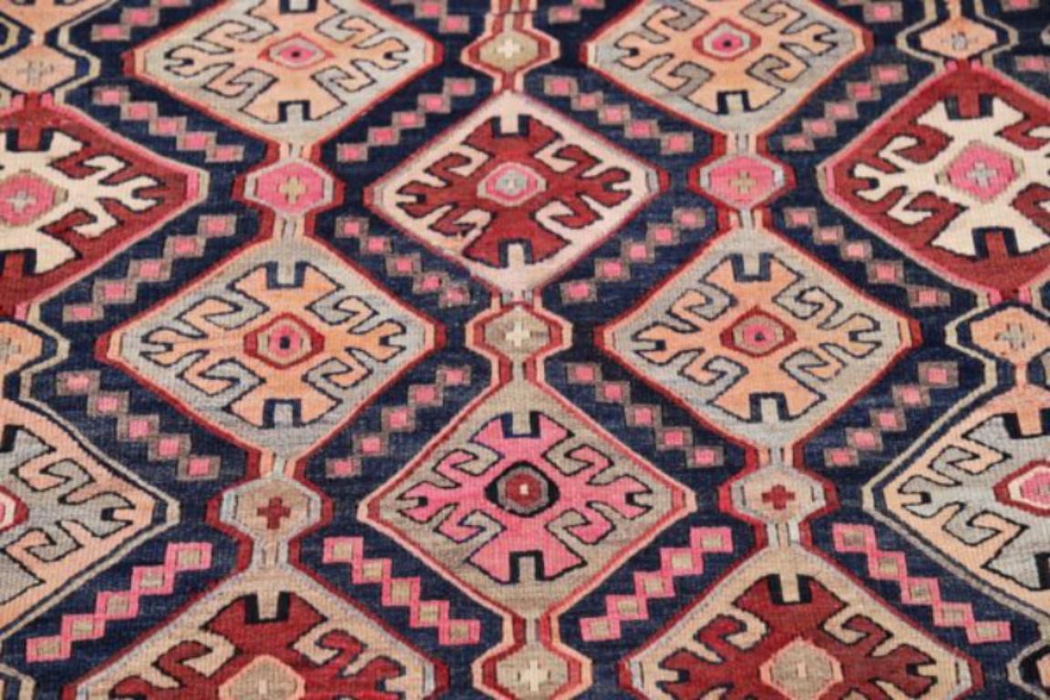 Persischer Kelim-Teppich Circa 1910 - Wolle Schwarz Elfenbein Rosa Rot Design - 91484 im Zustand „Hervorragend“ im Angebot in Dallas, TX