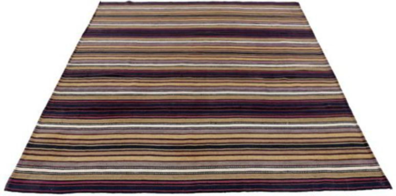 Scopri l'eleganza del Rug & Kilim persiano, caratterizzato da un piccolo tappeto del 1910. Progettato con lana e nero-avorio-rosa-giallo, questo design esclusivo è perfetto per valorizzare il tuo spazio.