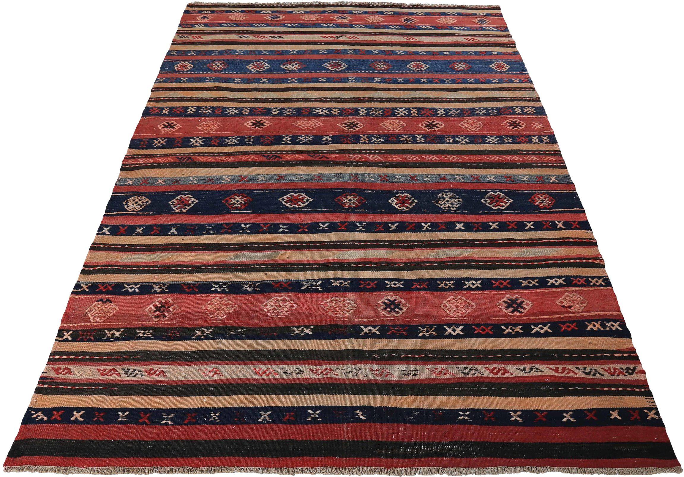 Entdecken Sie die Eleganz eines persischen Kilims mit einem kleinen Teppich von CIRCA 1910. Dieses exklusive Design aus Wolle und Schwarz-Elfenbein-Rot ist perfekt, um Ihren Raum aufzuwerten.