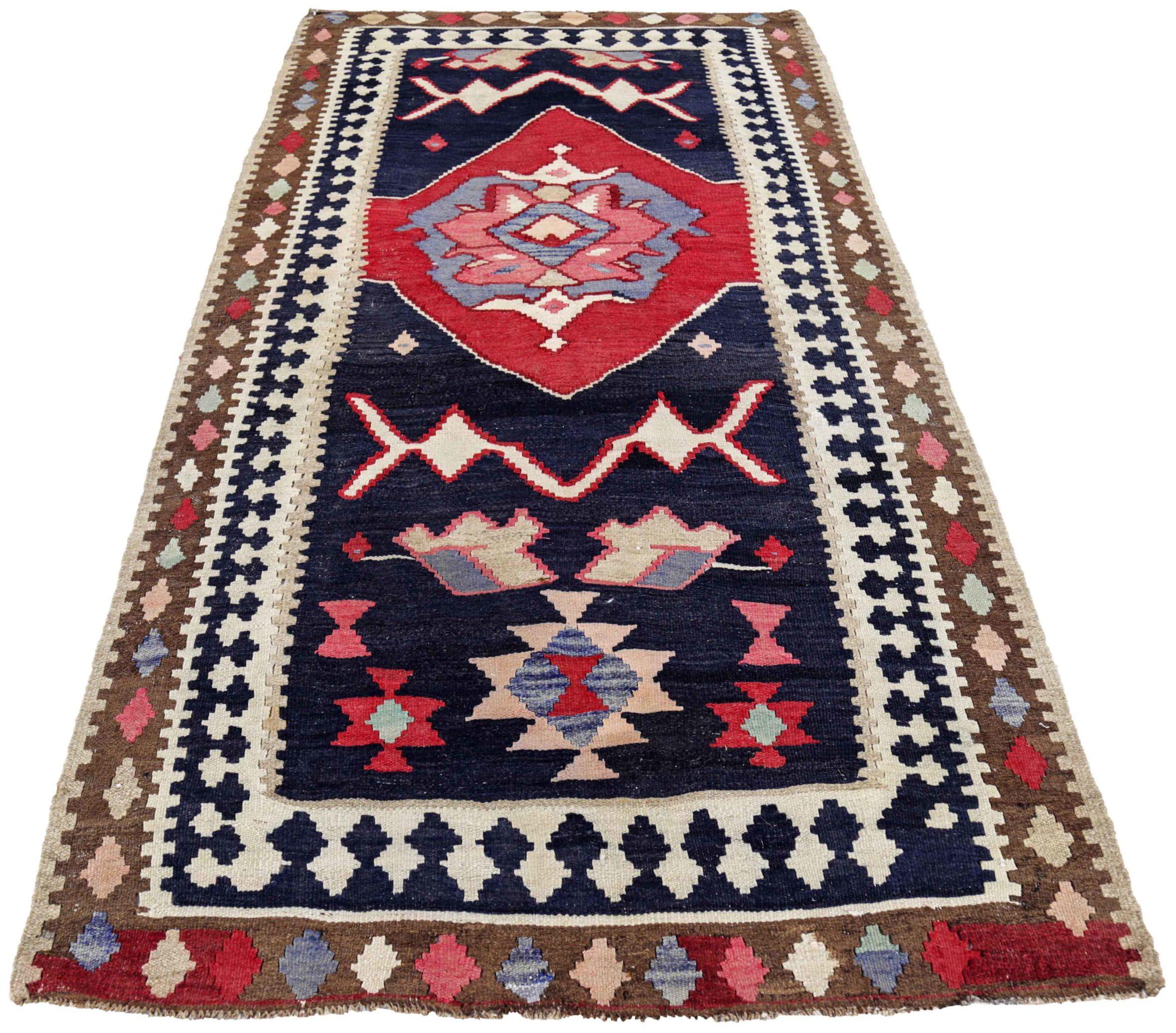 Entdecken Sie die Eleganz eines persischen Kilims mit einem kleinen Teppich von CIRCA 1910. Dieses exklusive Design aus Wolle und Schwarz-Elfenbein-Rot ist perfekt, um Ihren Raum aufzuwerten.