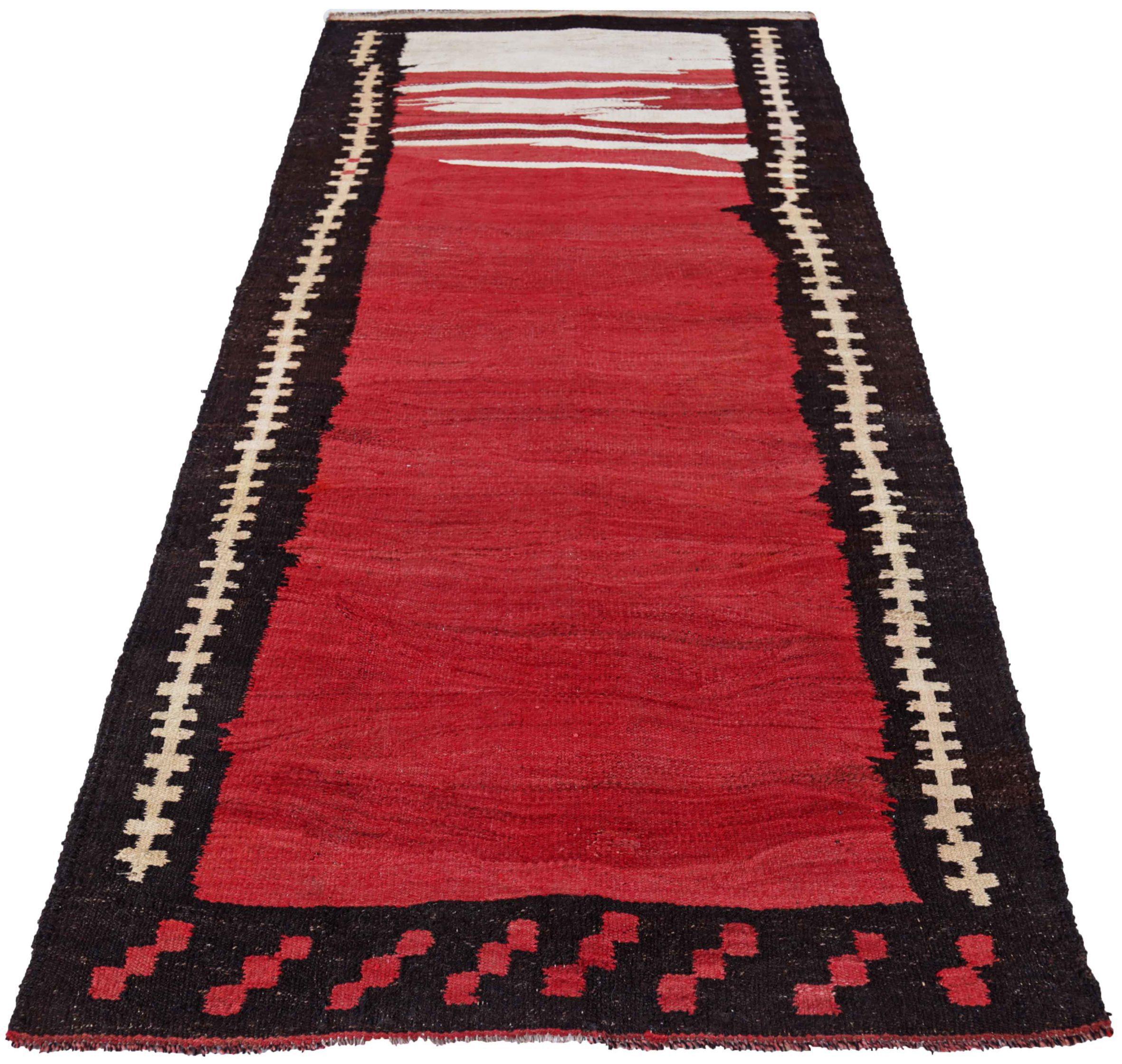 Entdecken Sie die Eleganz eines persischen Kilims mit einem kleinen Teppich von CIRCA 1910. Dieses exklusive Design aus Wolle und Schwarz-Elfenbein-Rot ist perfekt, um Ihren Raum aufzuwerten.