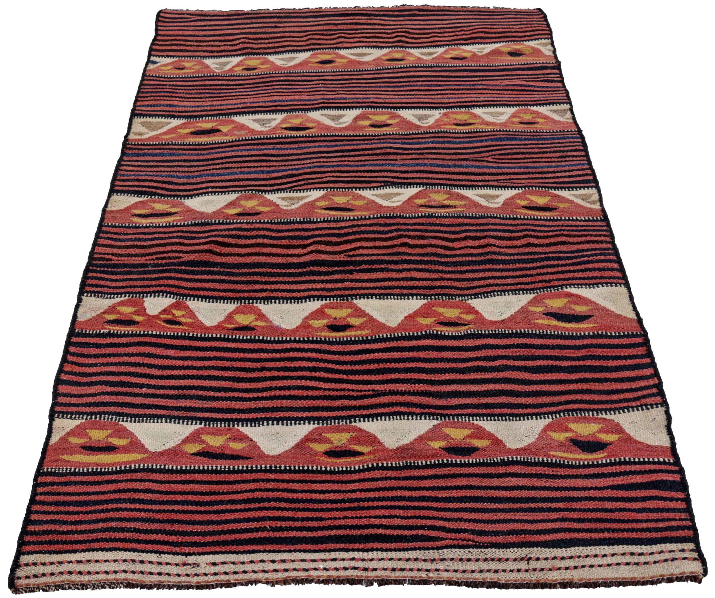 Entdecken Sie die Eleganz eines persischen Kilims mit einem kleinen Teppich von CIRCA 1910. Dieses exklusive Design aus Wolle und Schwarz-Elfenbein-Rot-Gelb ist perfekt, um Ihren Raum zu verschönern.