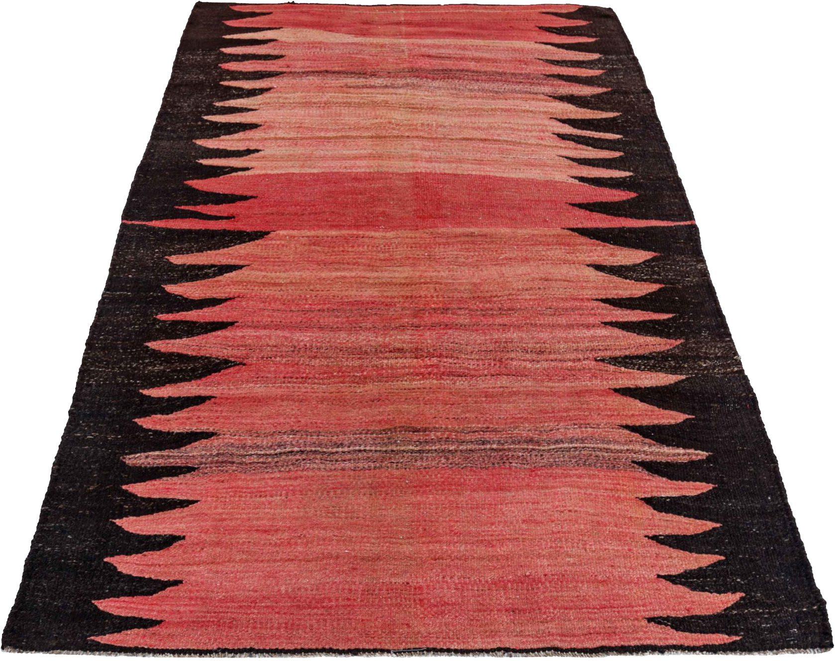 Entdecken Sie die Eleganz eines persischen Kilims mit einem kleinen Teppich von CIRCA 1910. Dieses exklusive Design aus Wolle und BlackPinkRed ist perfekt, um Ihren Raum zu verschönern.