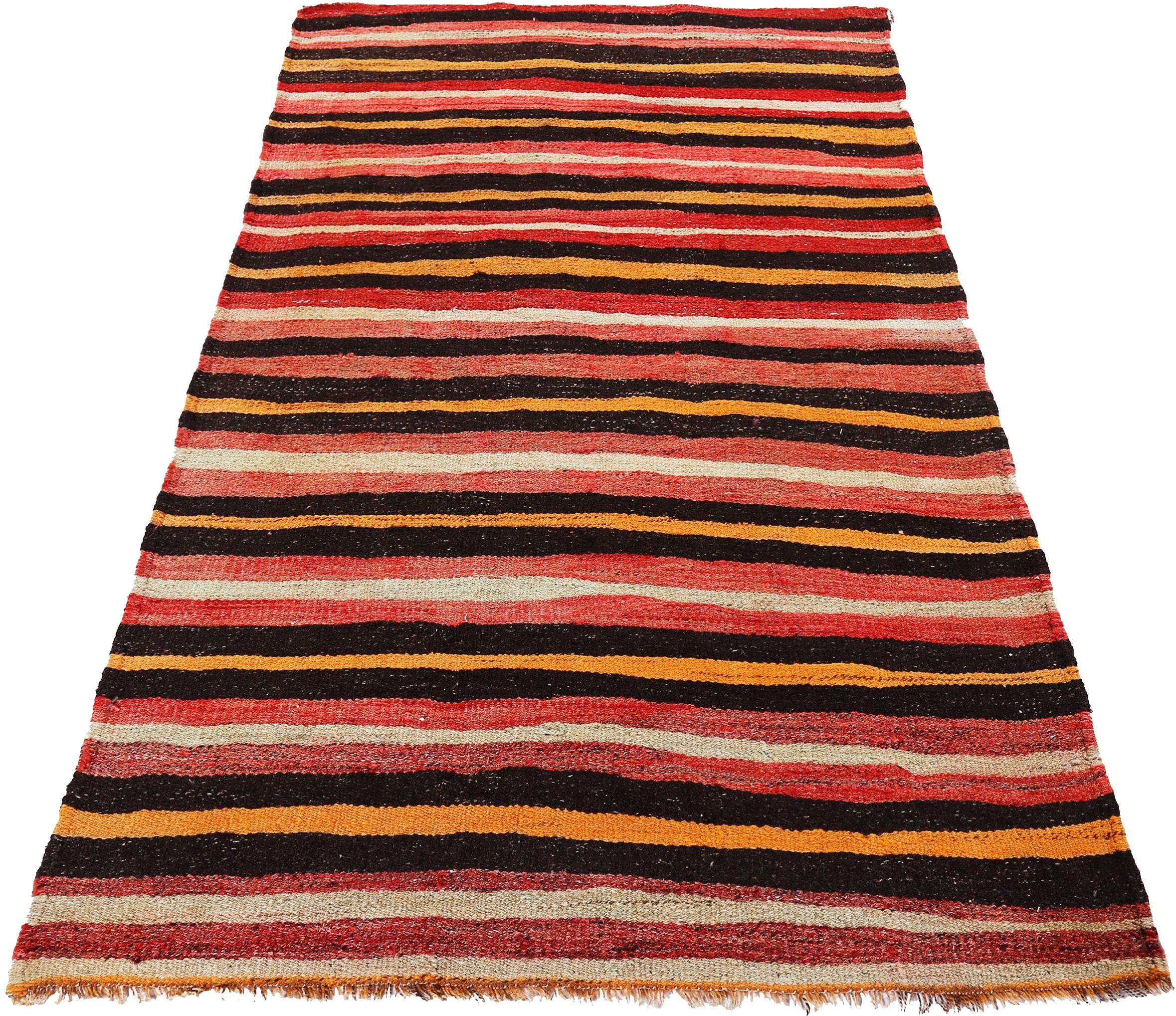 Découvrez l'élégance du Rug & Kilim persan présentant un petit tapis de Circa 1910. Conçu avec Wool et BlackRedYellow, ce design exclusif est parfait pour mettre en valeur votre espace.