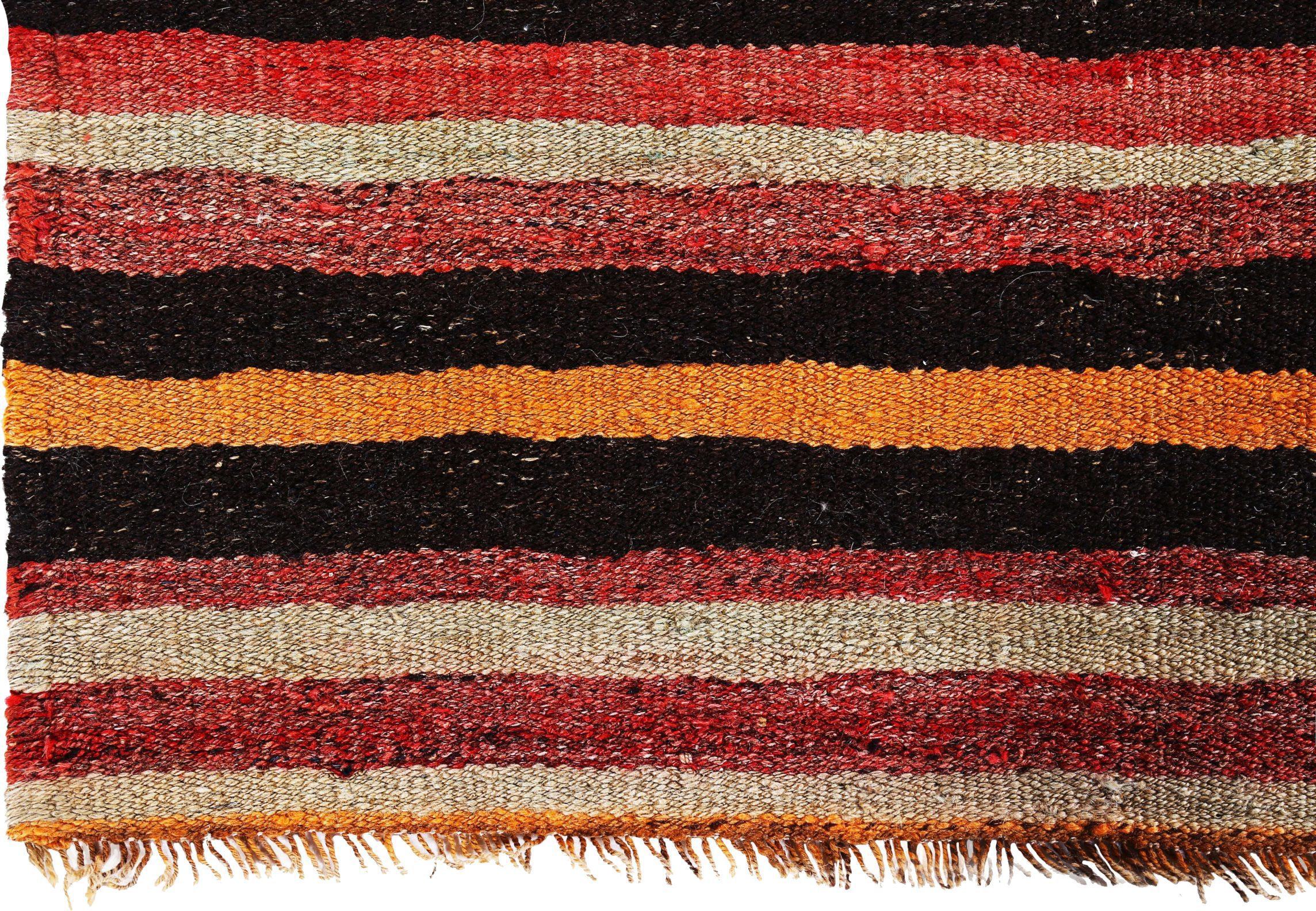 Asiatique Rug & Kilim Kilim Persan Circa 1910 - Laine Noir Rouge Jaune Design - 89292 en vente