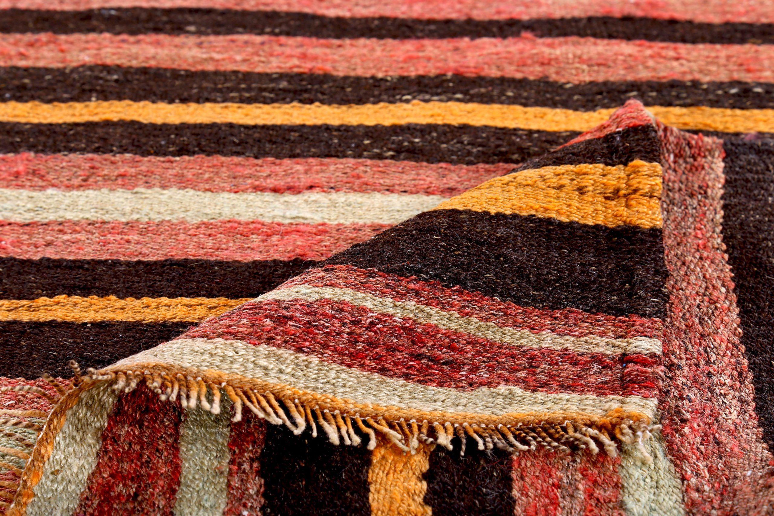 Rug & Kilim Kilim Persan Circa 1910 - Laine Noir Rouge Jaune Design - 89292 Excellent état - En vente à Dallas, TX