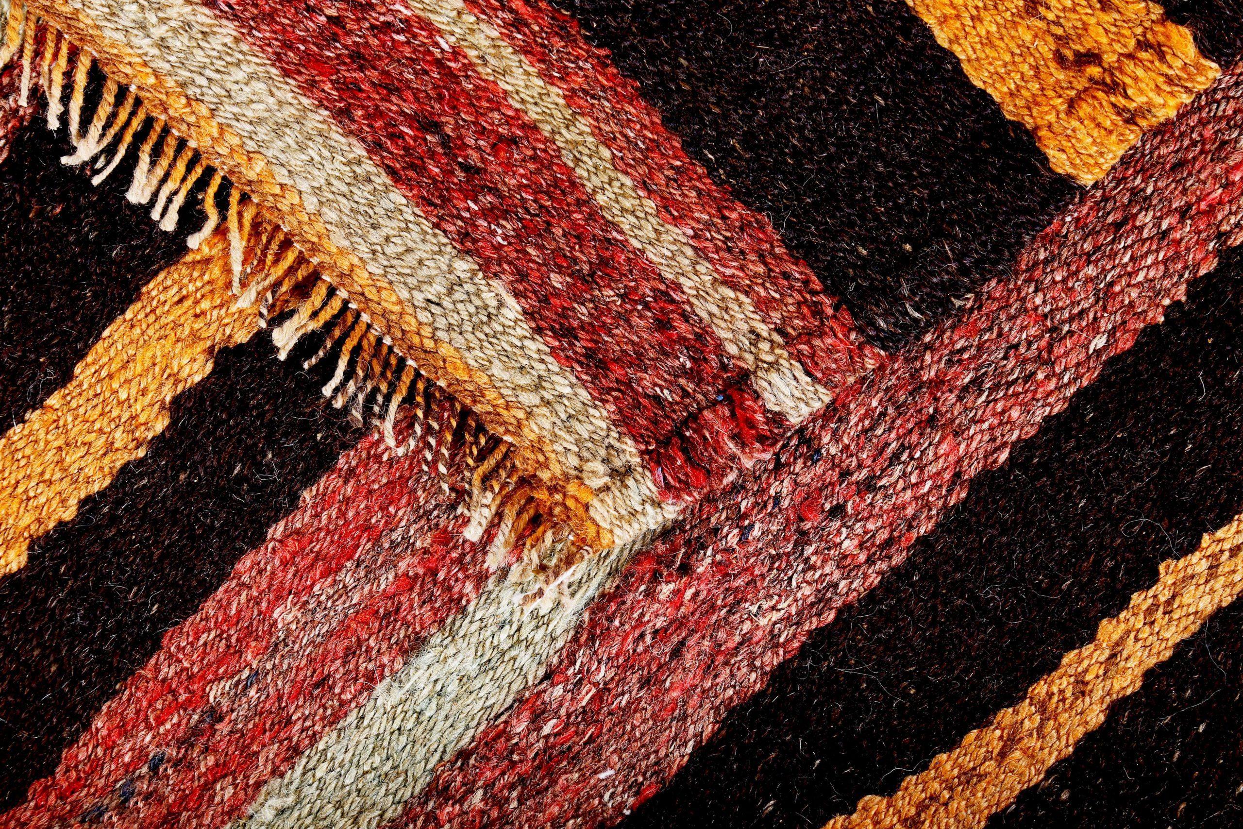 20ième siècle Rug & Kilim Kilim Persan Circa 1910 - Laine Noir Rouge Jaune Design - 89292 en vente