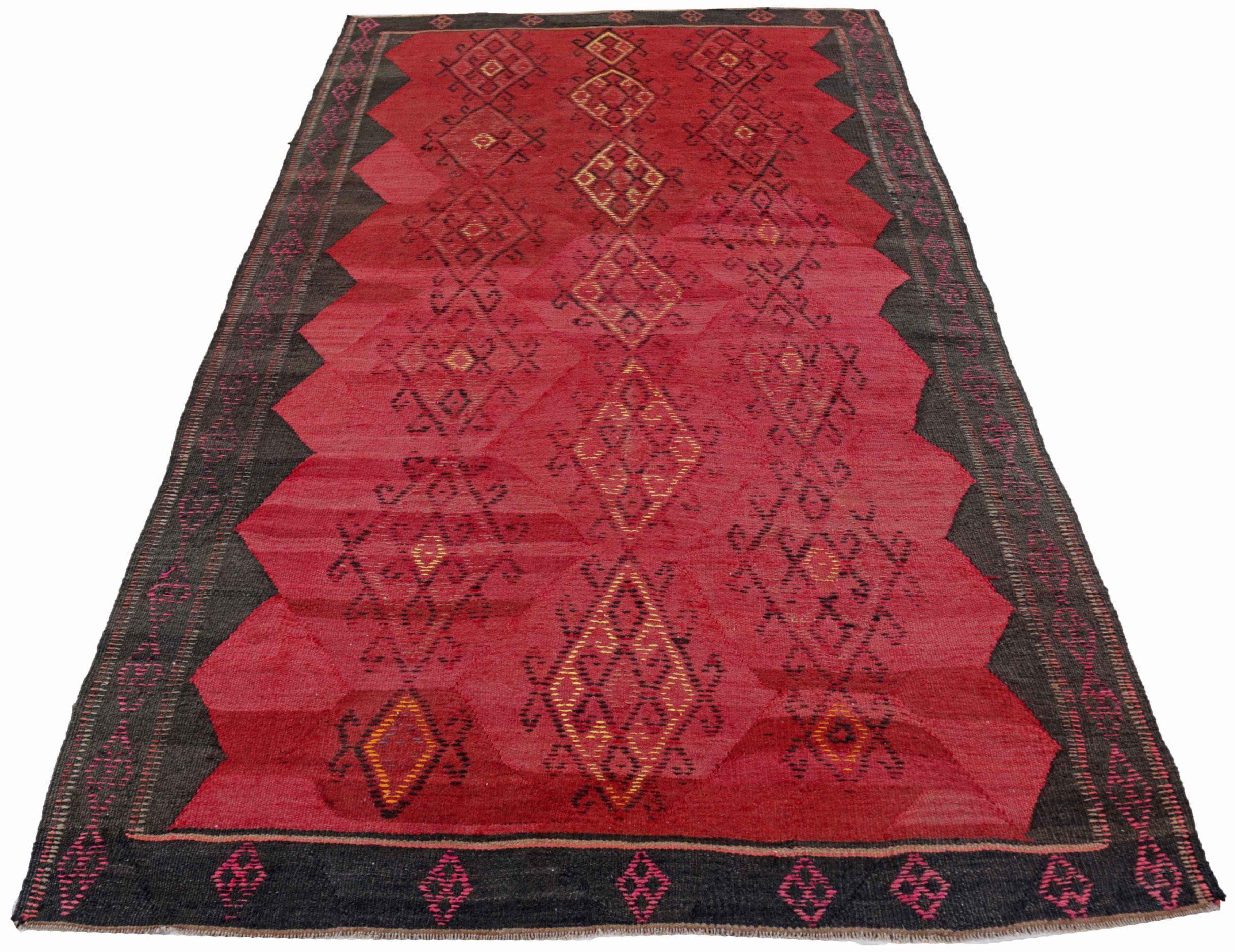 Découvrez l'élégance du Rug & Kilim persan présentant un petit tapis de Circa 1910. Conçu avec Wool et BlackRedYellow, ce design exclusif est parfait pour mettre en valeur votre espace.