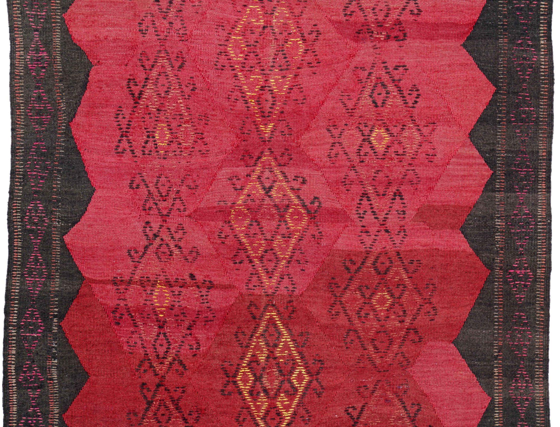 Asiatique Rug & Kilim Kilim Persan Circa 1910 - Laine Noir Rouge Jaune Circa Design - 91426 en vente