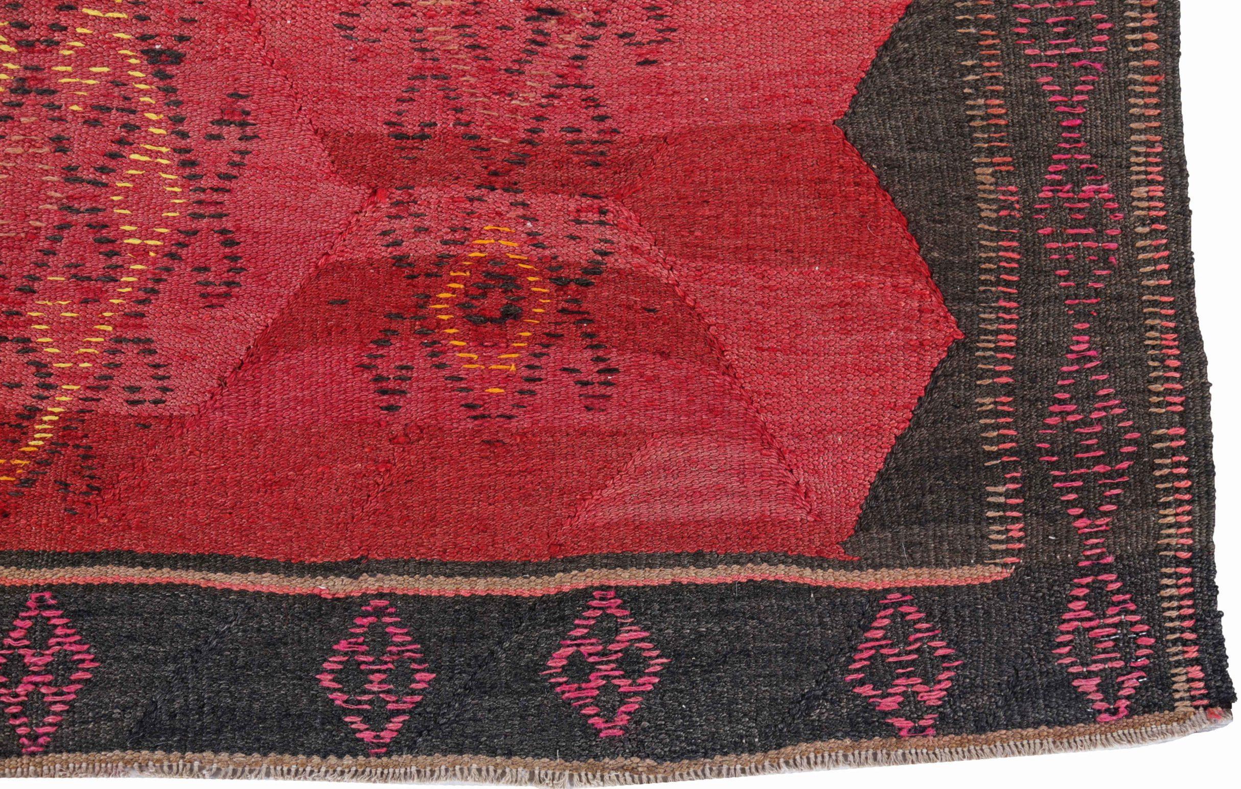 Rug & Kilim Kilim Persan Circa 1910 - Laine Noir Rouge Jaune Circa Design - 91426 Excellent état - En vente à Dallas, TX