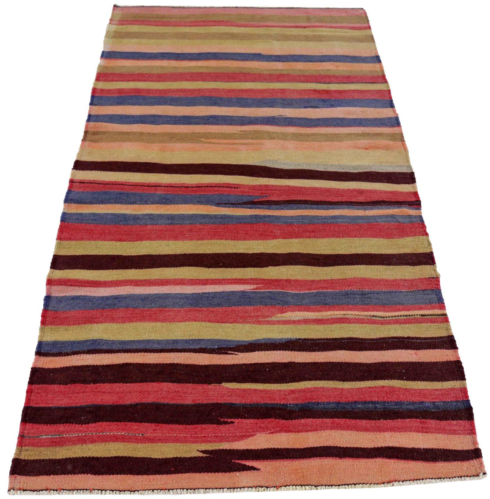 Scopri l'eleganza del Rug & Kilim persiano, caratterizzato da un piccolo tappeto del 1910. Progettato con lana e blu-marrone-verde-rosa, questo design esclusivo è perfetto per valorizzare il tuo spazio.