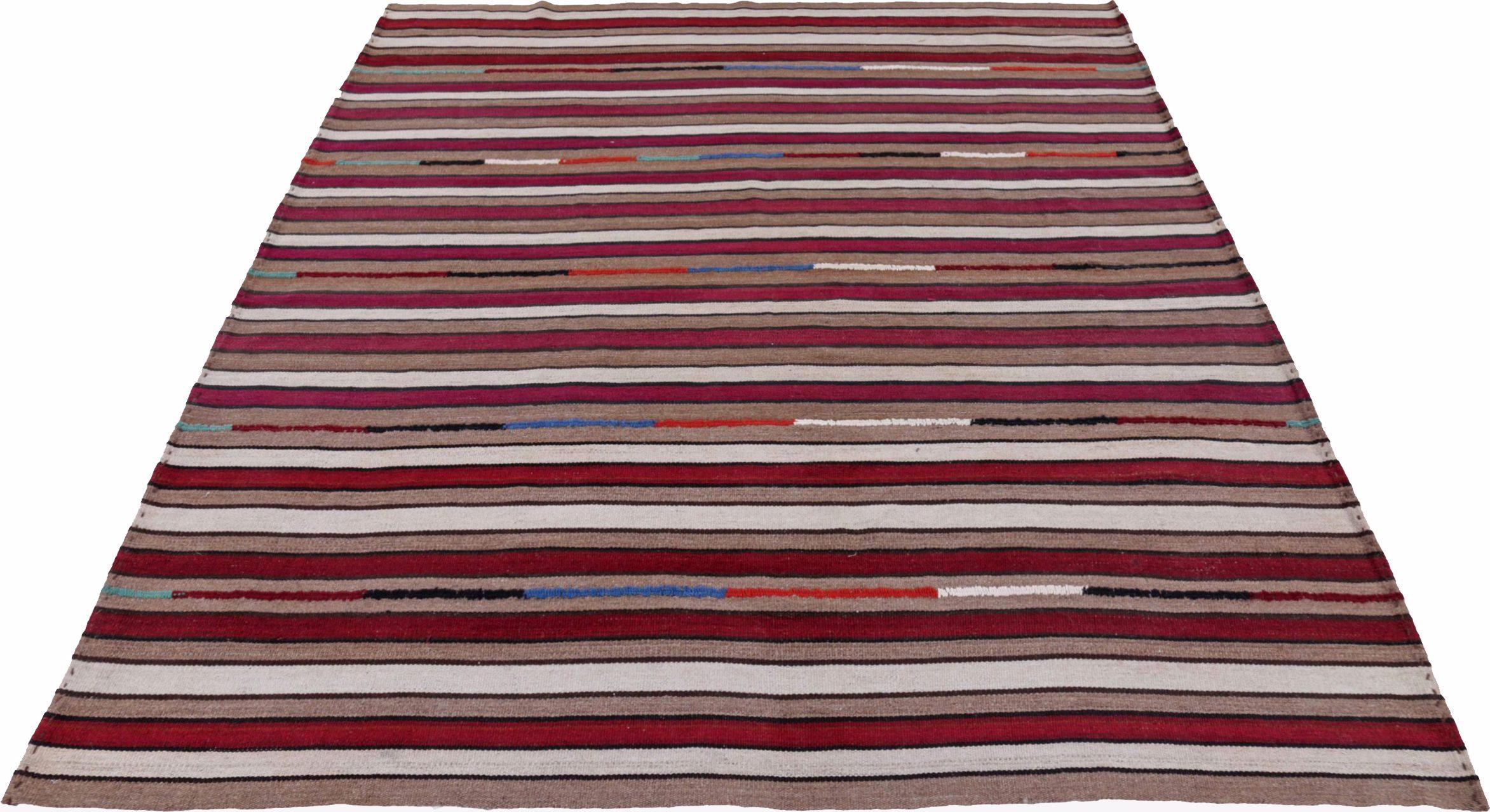 Entdecken Sie die Eleganz eines persischen Kilims mit einem kleinen Teppich von CIRCA 1910. Dieses exklusive Design aus Wolle und BlauBraunElfenbeinRot ist perfekt, um Ihren Raum zu verschönern.