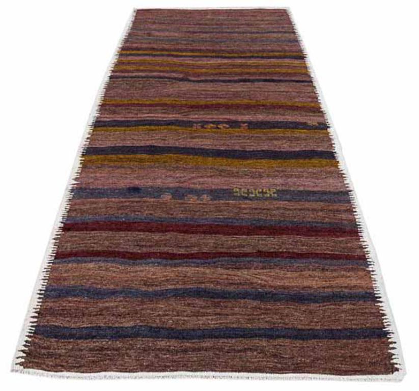 Entdecken Sie die Eleganz eines persischen Kilims mit einem kleinen Teppich von CIRCA 1910. Dieses exklusive Design aus Wolle und BlauBraunPinkGelb ist perfekt, um Ihren Raum zu verschönern.