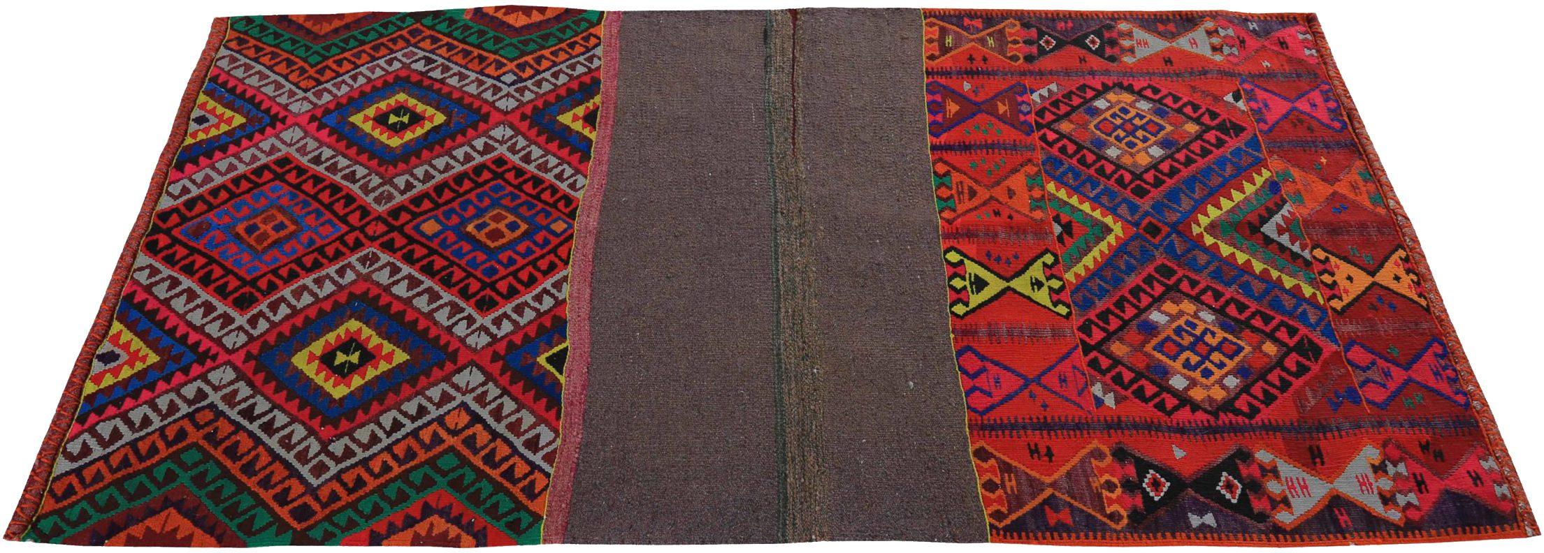 Descubre la elegancia del Kilim persa con una pequeña alfombra de circa 1910. Diseñado con Lana y AzulMarrónRojo, este diseño exclusivo es perfecto para realzar tu espacio.