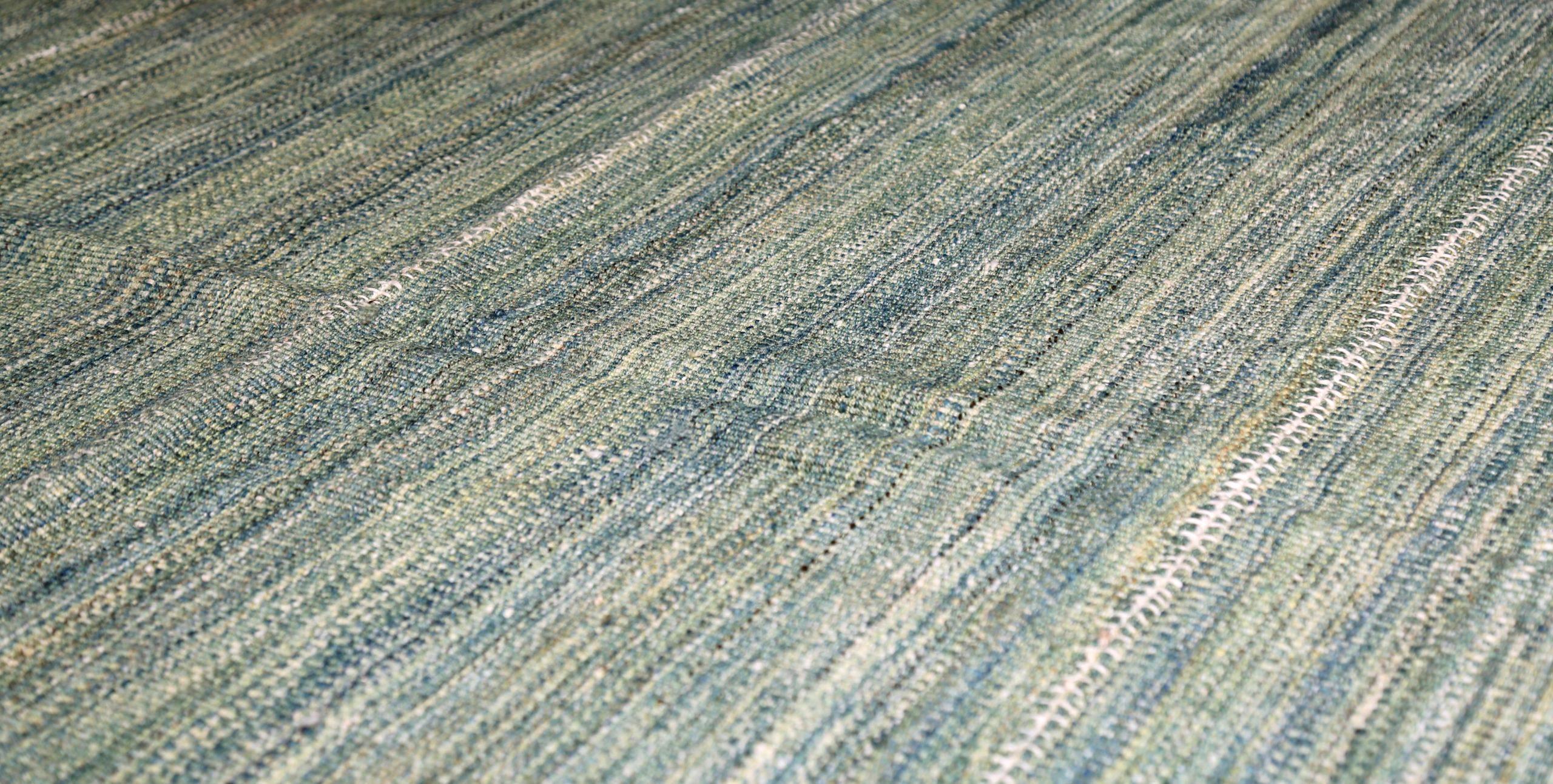 Asiatique Petit tapis persan Kilim datant d'environ 1910, motif en laine bleu vert - 89968 en vente