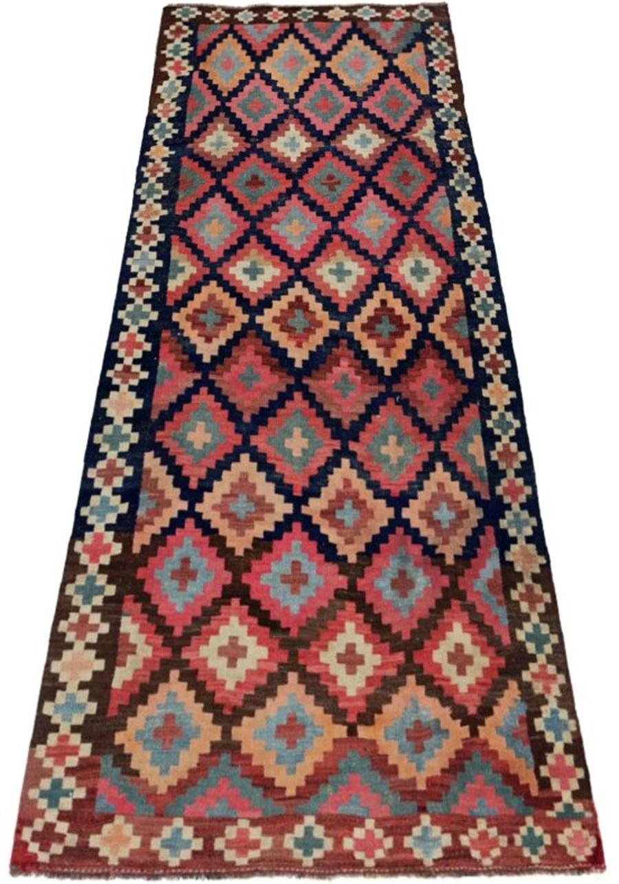 Scopri l'eleganza del Rug & Kilim persiano, caratterizzato da un piccolo tappeto del 1910. Progettato con lana e blu-verde-avorio-marino-rosa, questo design esclusivo è perfetto per valorizzare il tuo spazio.
