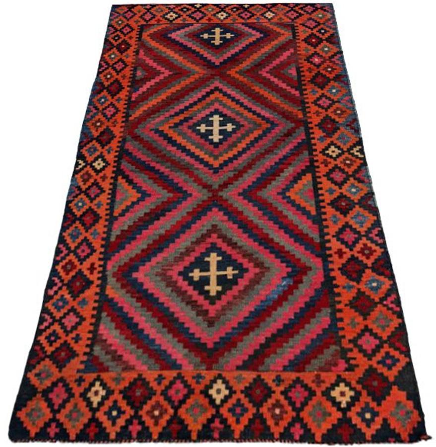 Entdecken Sie die Eleganz eines persischen Kilims mit einem kleinen Teppich von CIRCA 1910. Dieses exklusive Design aus Wolle und BlauGrünOrangePink ist perfekt, um Ihren Raum zu verschönern.
