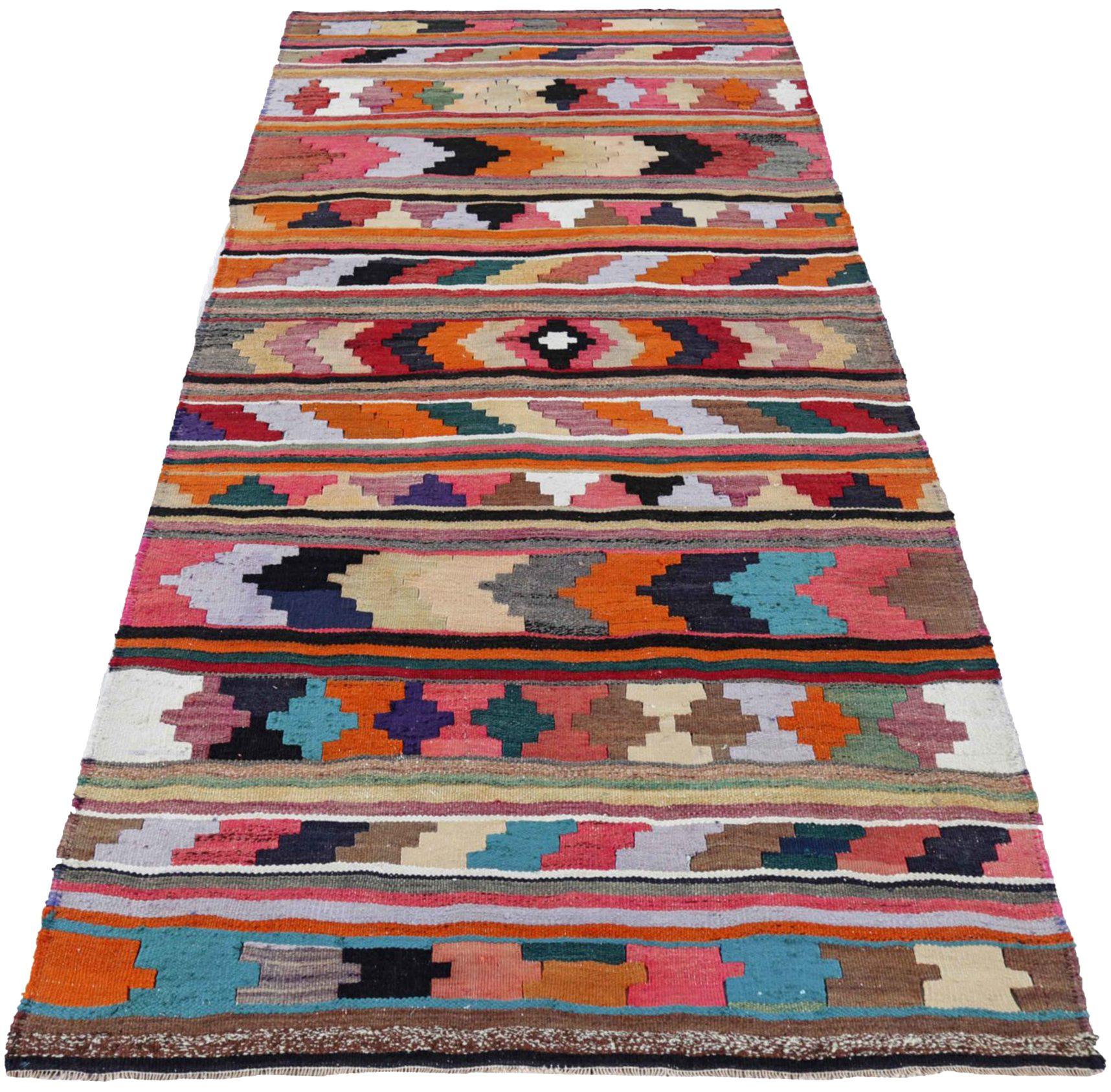 Entdecken Sie die Eleganz eines persischen Kilims mit einem kleinen Teppich von CIRCA 1910. Dieses exklusive Design aus Wolle und BlauGrünElfenbeinOrangeRosaRot ist perfekt, um Ihren Raum zu verschönern.
