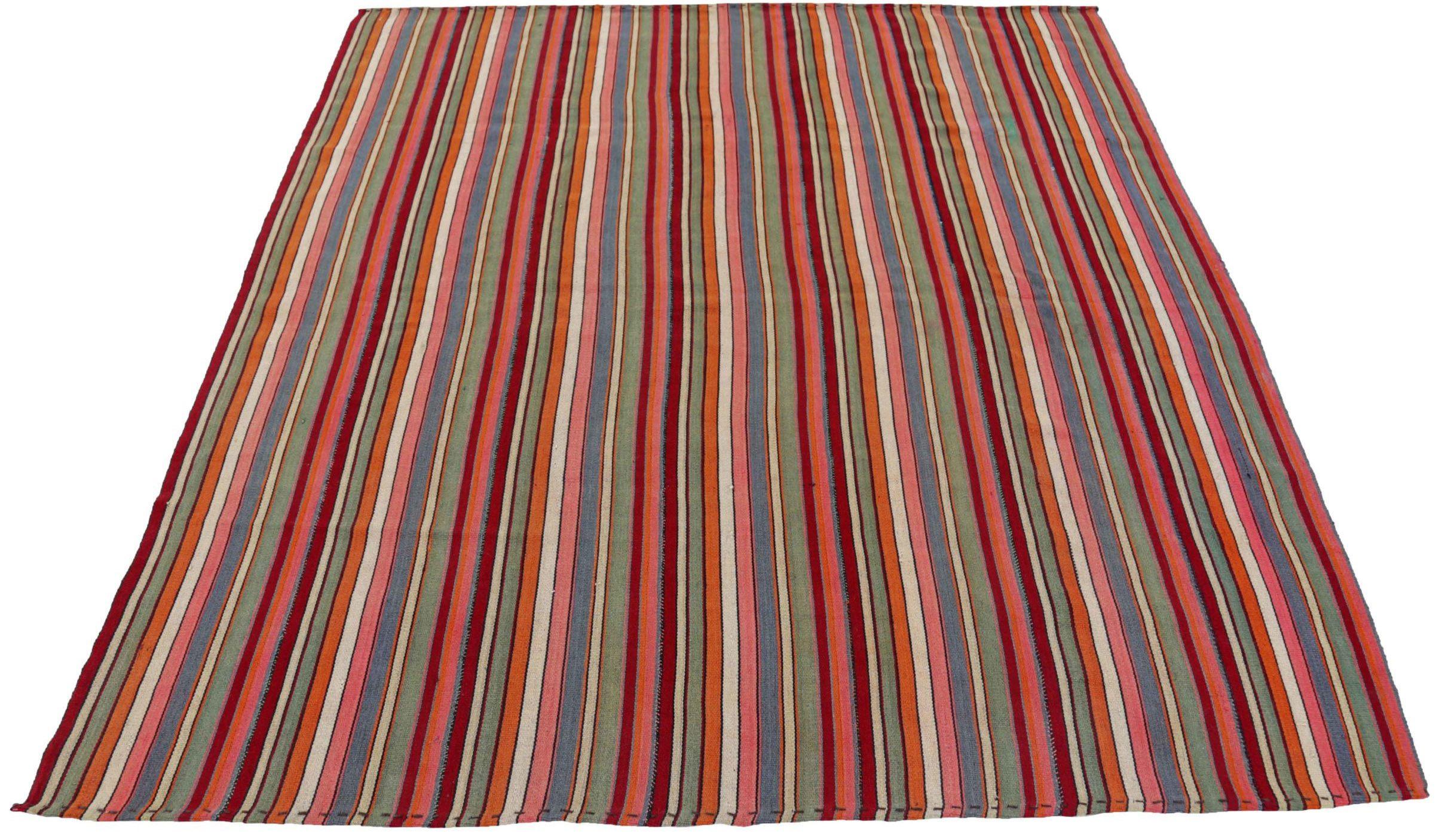 Entdecken Sie die Eleganz eines persischen Kilims mit einem kleinen Teppich von CIRCA 1910. Dieses exklusive Design aus Wolle und BlauGrünElfenbeinOrangeRosaRot ist perfekt, um Ihren Raum zu verschönern.