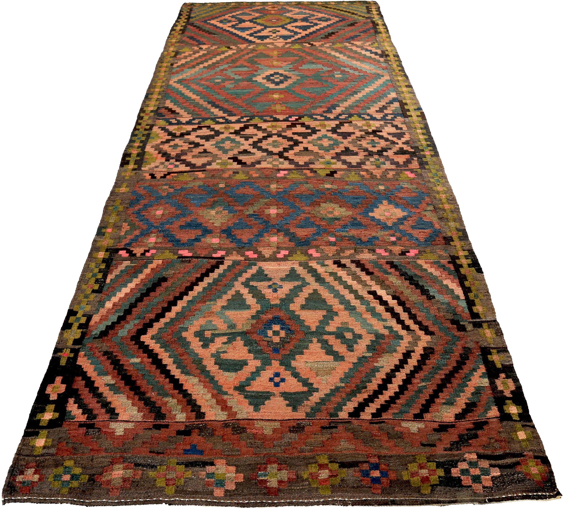 Entdecken Sie die Eleganz eines persischen Kilims mit einem kleinen Teppich von CIRCA 1910. Dieses exklusive Design mit Wolle und BlueGreenPink ist perfekt, um Ihren Raum zu verschönern.