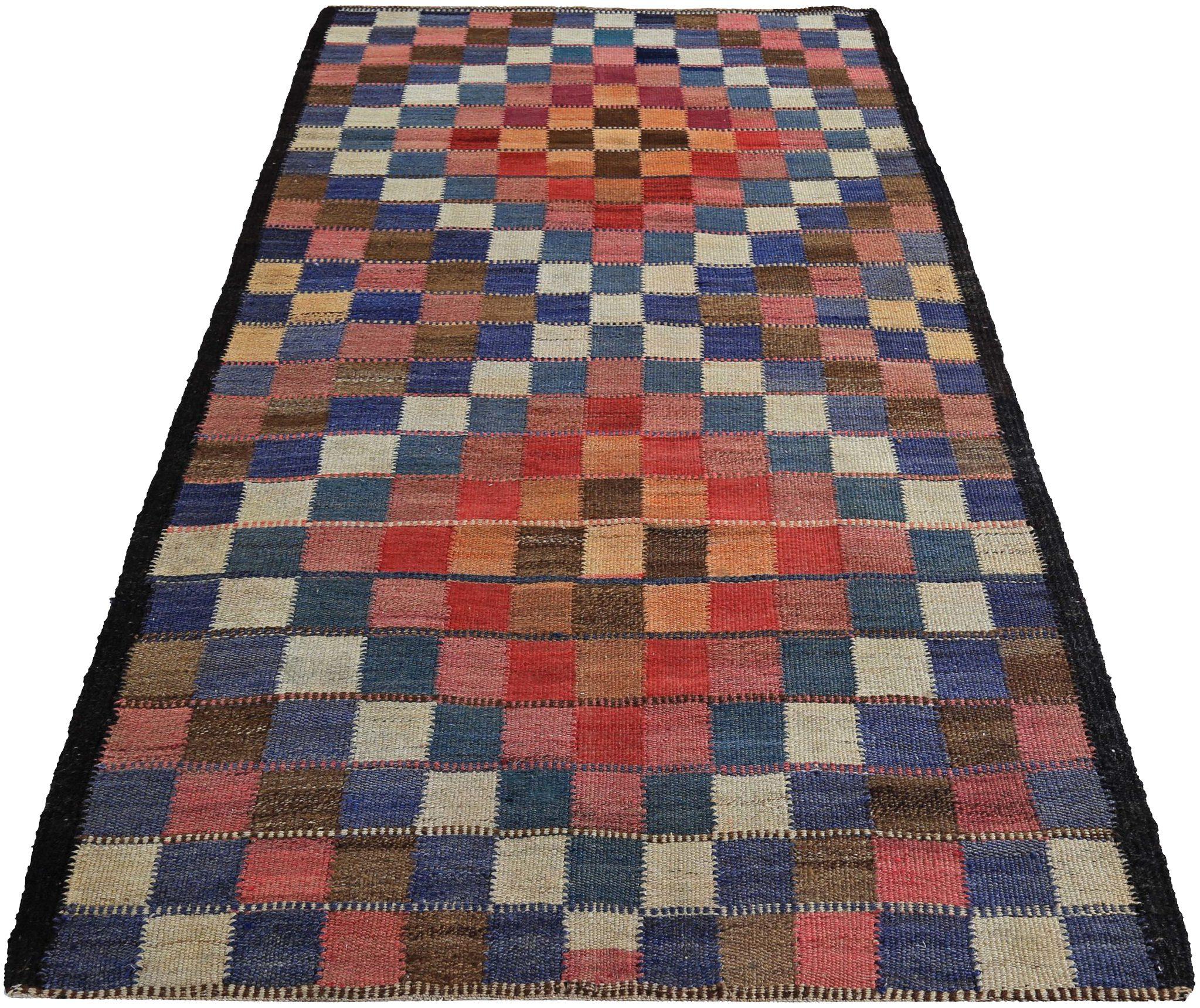 Entdecken Sie die Eleganz eines persischen Kilims mit einem kleinen Teppich von CIRCA 1910. Dieses exklusive Design mit Wolle und BlueGreenPink ist perfekt, um Ihren Raum zu verschönern.