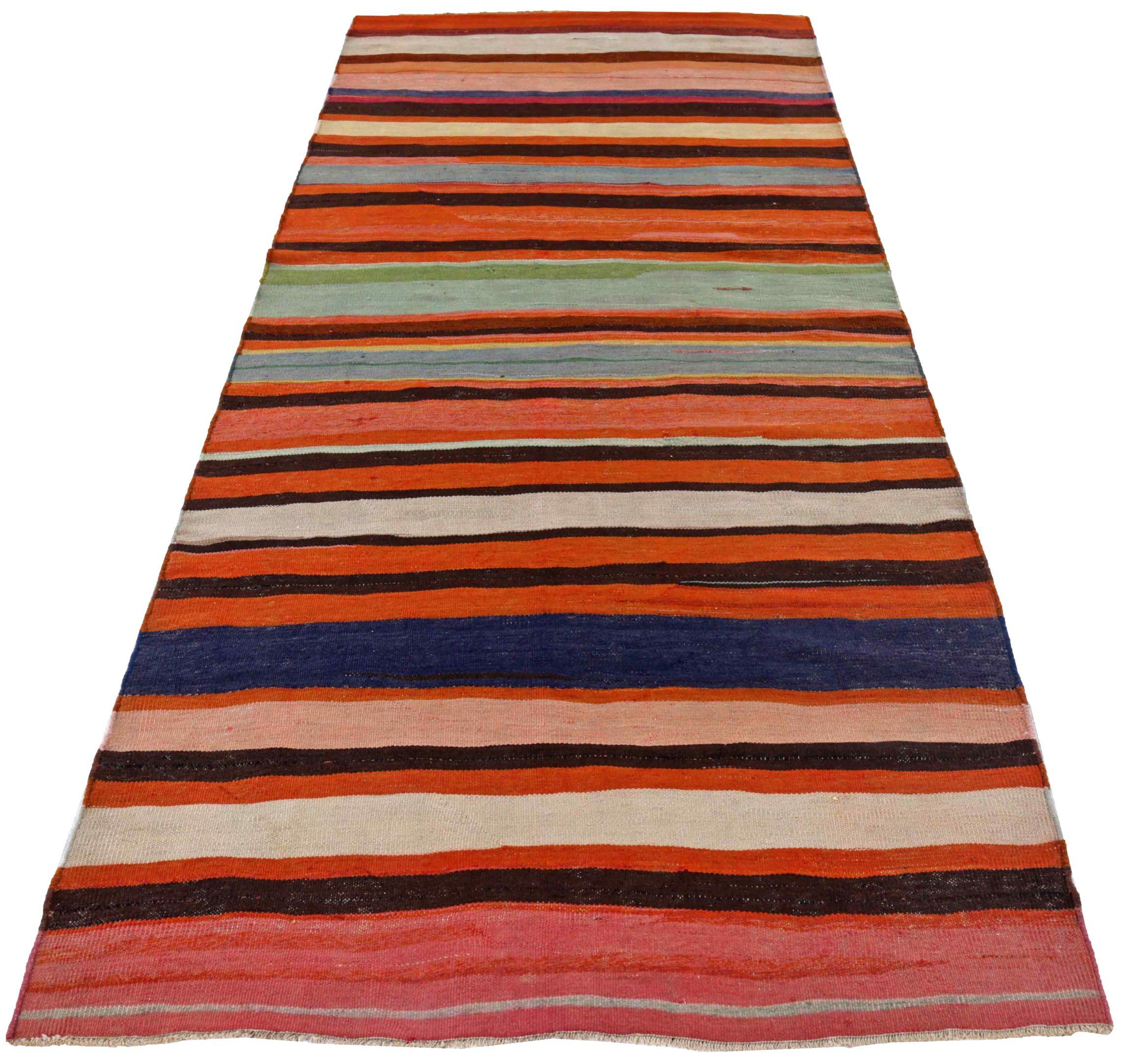 Entdecken Sie die Eleganz eines persischen Kilims mit einem kleinen Teppich von CIRCA 1910. Dieses exklusive Design aus Wolle und BlauElfenbeinOrangePink ist perfekt, um Ihren Raum zu verschönern.