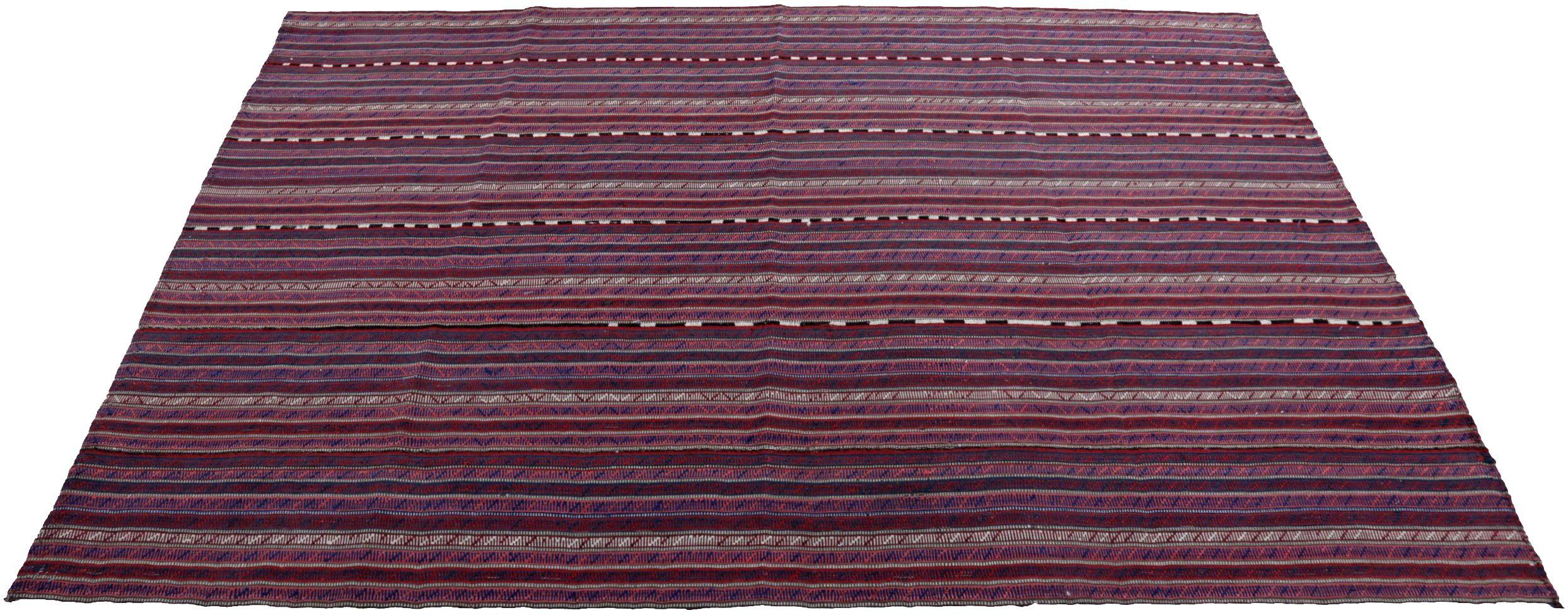 Scopri l'eleganza del Rug & Kilim persiano, caratterizzato da un piccolo tappeto del 1910. Progettato con lana e blu-avorio-rosa, questo design esclusivo è perfetto per valorizzare il tuo spazio.