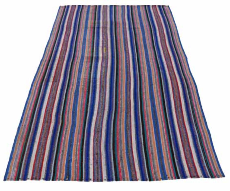 Entdecken Sie die Eleganz eines persischen Kilims mit einem kleinen Teppich von CIRCA 1910. Dieses exklusive Design aus Wolle und BlueIvoryPink ist perfekt, um Ihren Raum zu verschönern.