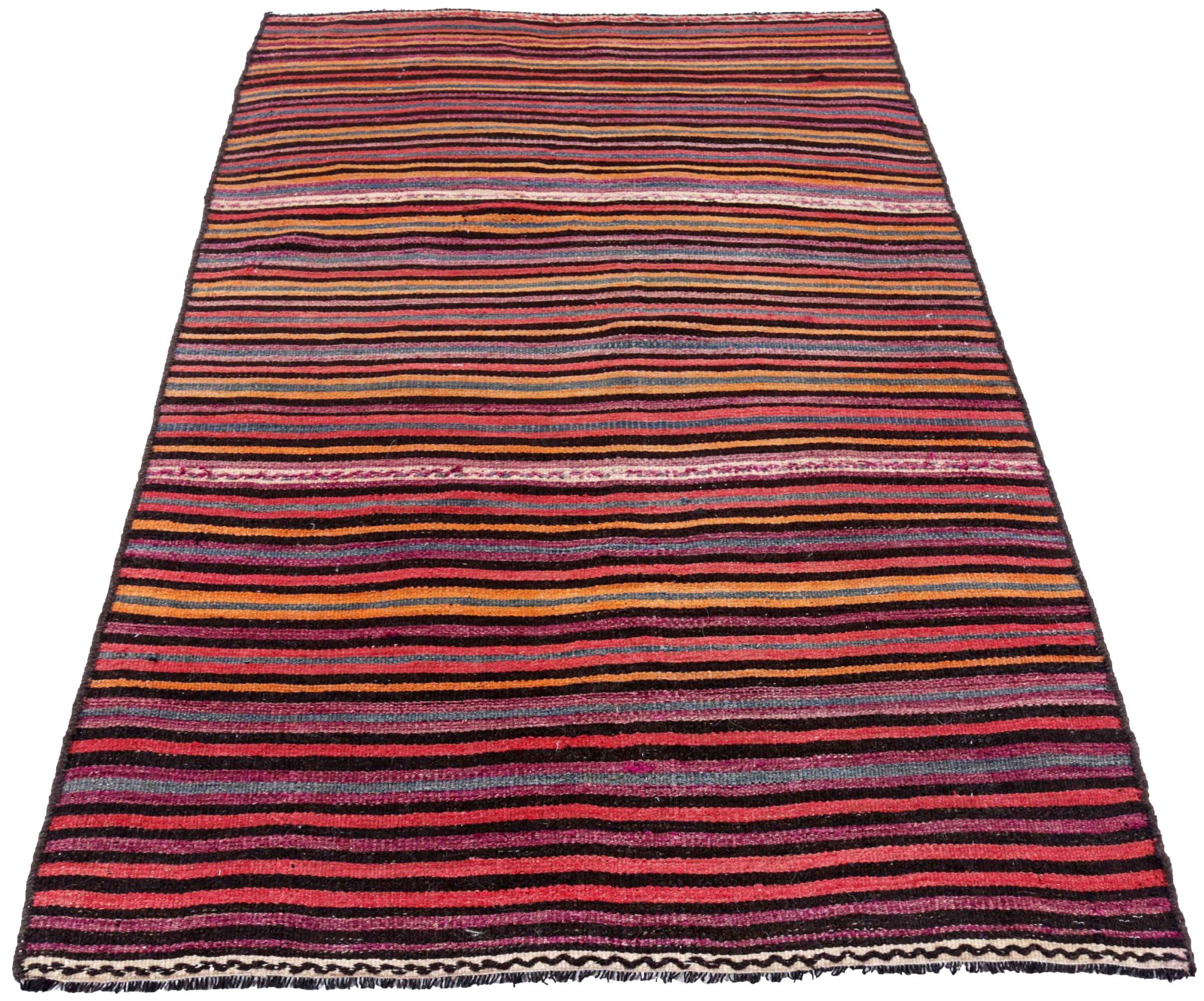 Descubre la elegancia del Kilim persa con una pequeña alfombra de circa 1910. Diseñado con Lana y AzulMarfilRosaPúrpuraAmarillo, este diseño exclusivo es perfecto para realzar tu espacio.