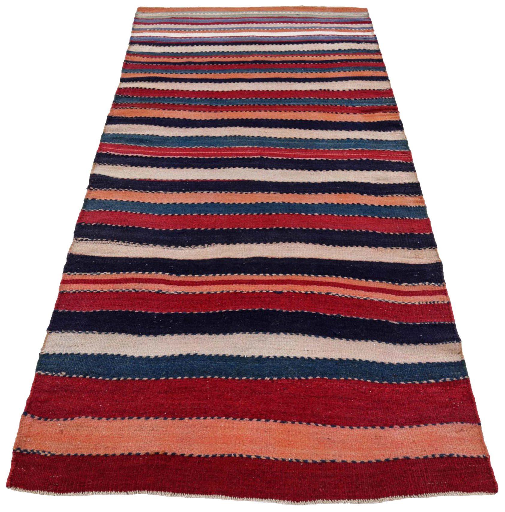 Entdecken Sie die Eleganz eines persischen Kilims mit einem kleinen Teppich von CIRCA 1910. Dieses exklusive Design aus Wolle und Blau-Elfenbein-Rosa ist perfekt, um Ihren Raum zu verschönern.
