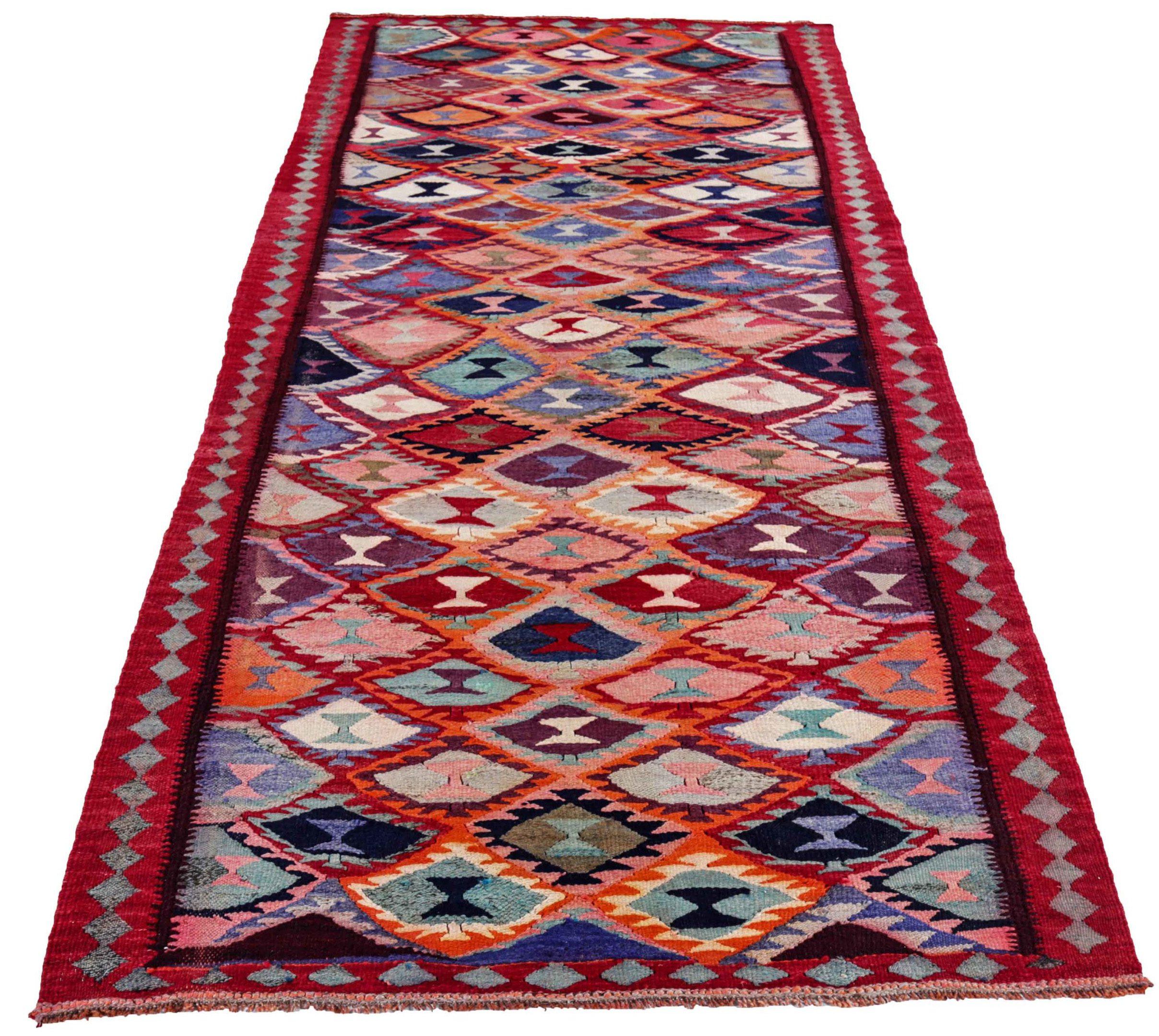 Entdecken Sie die Eleganz eines persischen Kilims mit einem kleinen Teppich von CIRCA 1910. Dieses exklusive Design aus Wolle und Blau-Elfenbein-Rosa ist perfekt, um Ihren Raum zu verschönern.