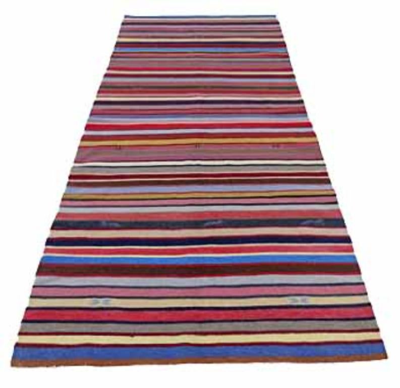 Scopri l'eleganza del Rug & Kilim persiano, caratterizzato da un piccolo tappeto del 1910. Progettato con lana e blu-avorio-rosa-giallo, questo design esclusivo è perfetto per valorizzare il tuo spazio.