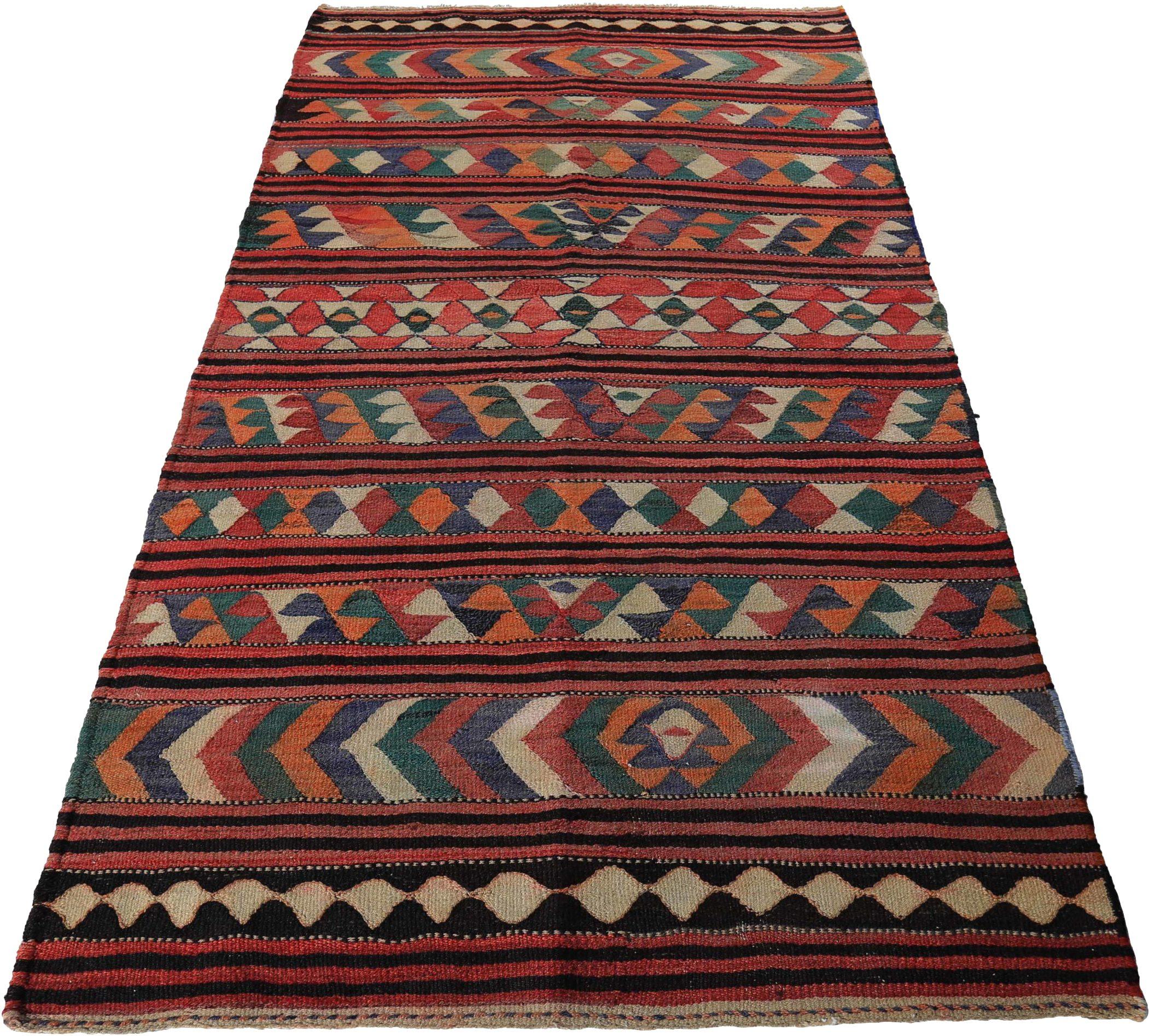 Entdecken Sie die Eleganz eines persischen Kilims mit einem kleinen Teppich von CIRCA 1910. Dieses exklusive Design aus Wolle und Blau-Elfenbein-Rot ist perfekt, um Ihren Raum zu verschönern.