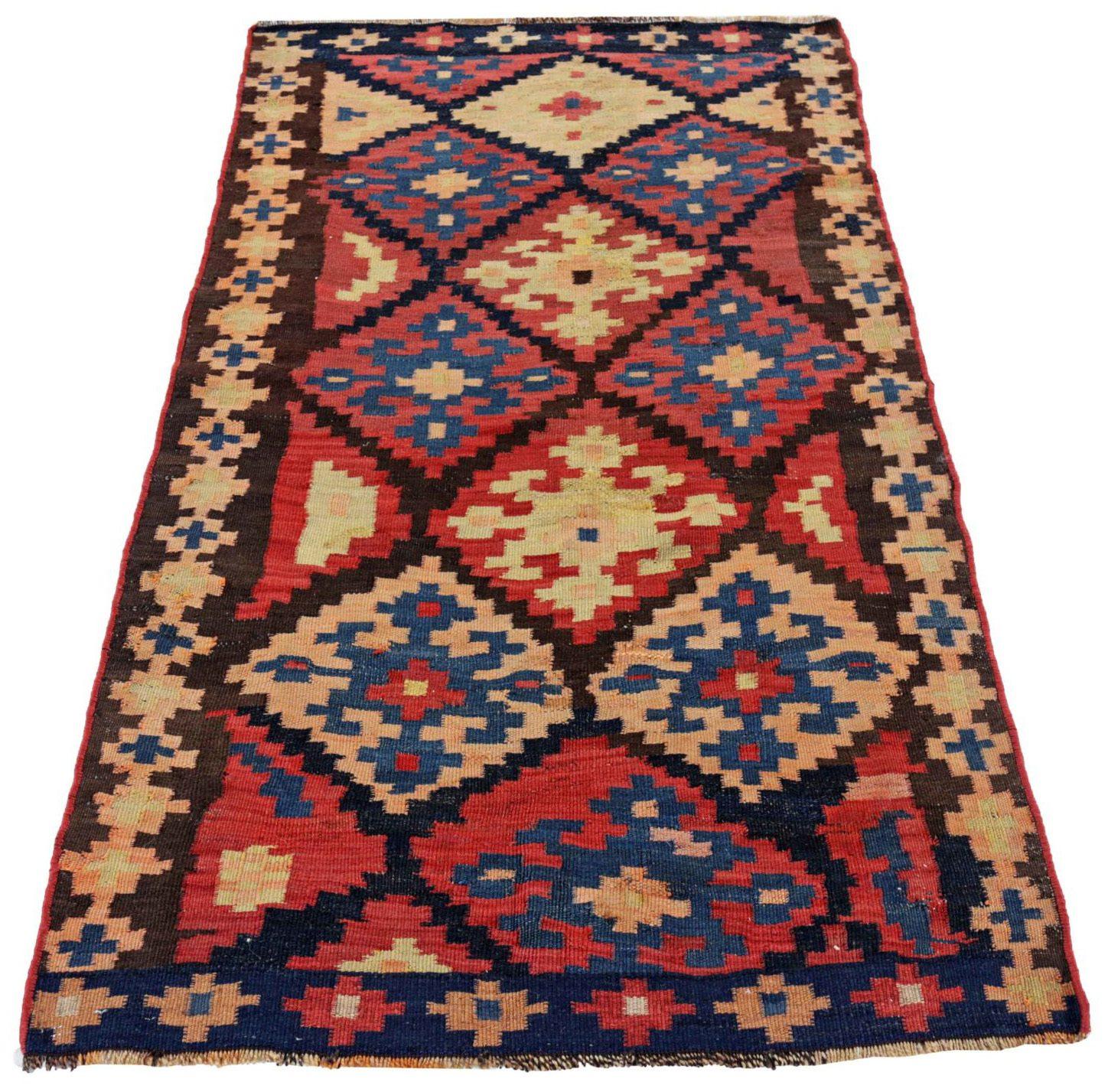 Entdecken Sie die Eleganz eines persischen Kilims mit einem kleinen Teppich von CIRCA 1910. Dieses exklusive Design aus Wolle und Blau-Elfenbein-Rot ist perfekt, um Ihren Raum zu verschönern.