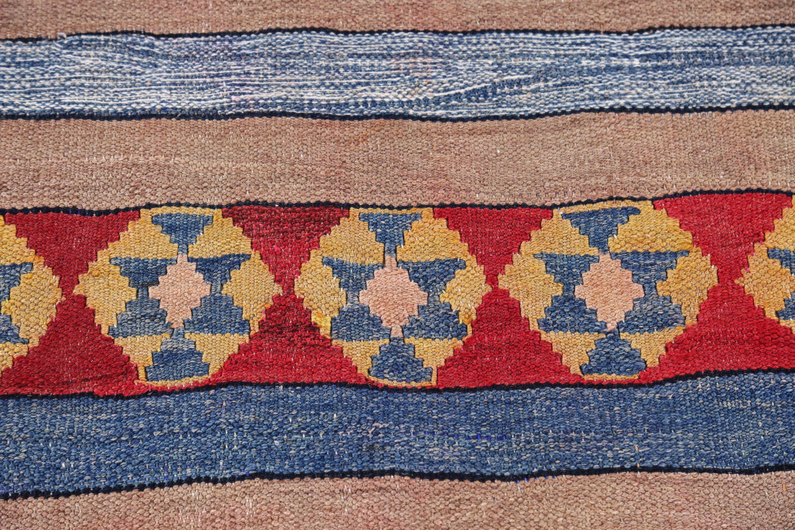 Asiatique Petit tapis persan Kilim vers 1910 - Design en laine bleu ivoire rouge jaune - 91467 en vente