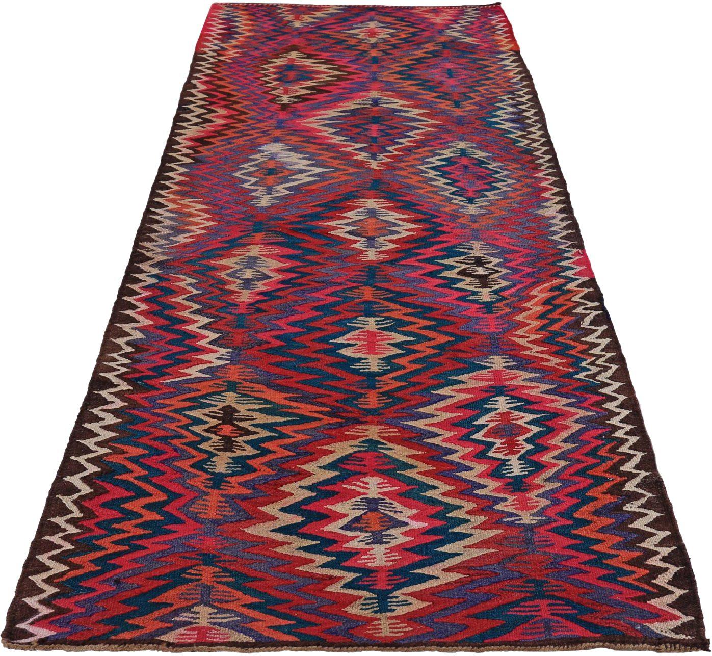 Découvrez l'élégance du Rug & Kilim persan présentant un petit tapis de Circa 1910. Conçu avec de la laine et du Design/One, ce design exclusif est parfait pour mettre en valeur votre espace.
