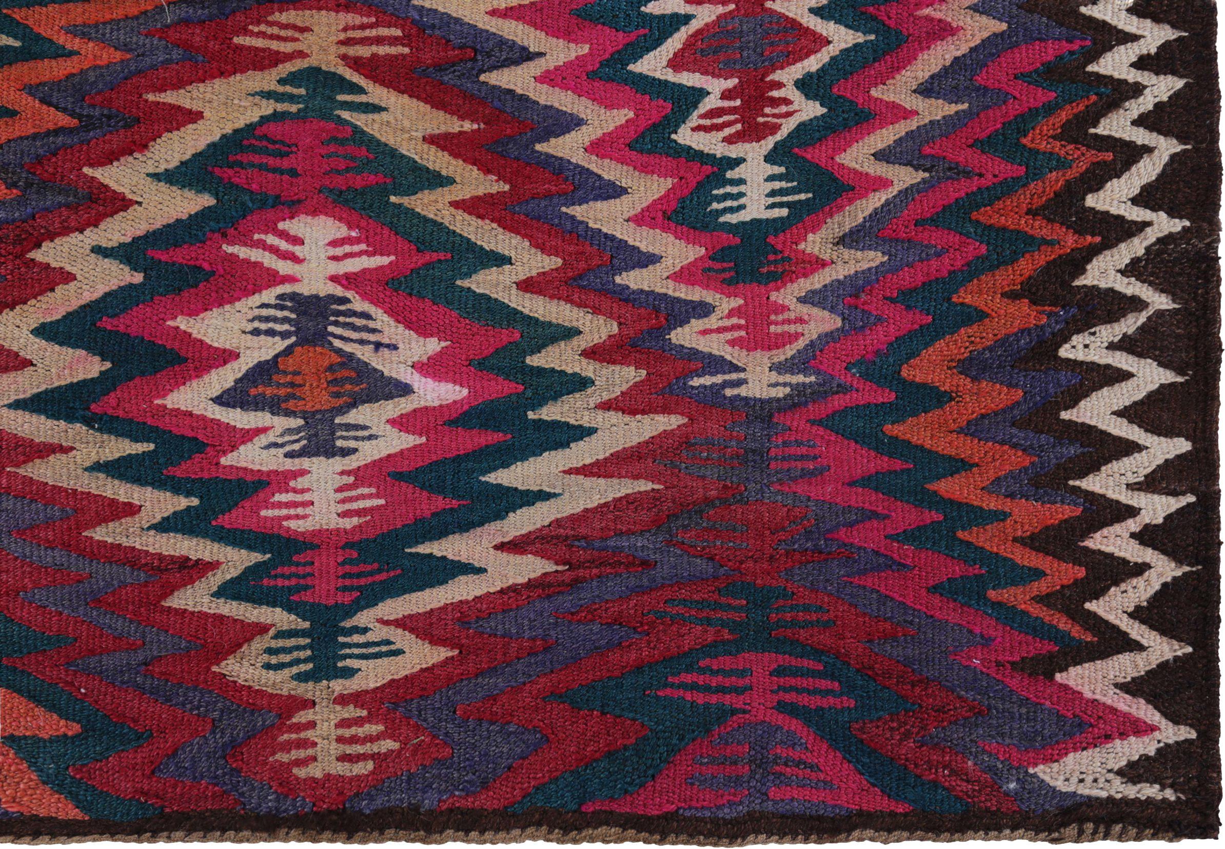 Petit tapis persan Kilim datant d'environ 1910, motif en laine bleu orange rose - 89377 Excellent état - En vente à Dallas, TX