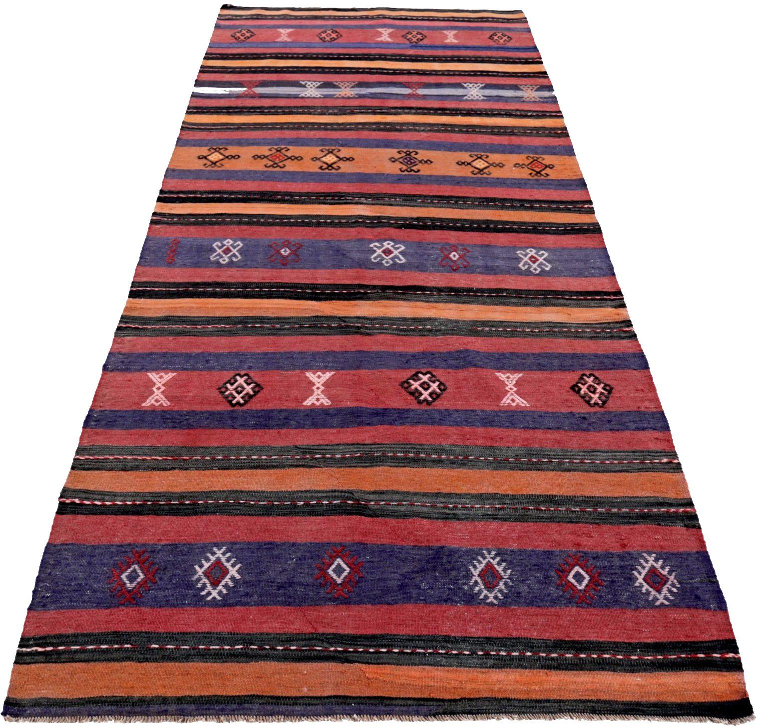 Descubre la elegancia del Kilim persa con una pequeña alfombra de circa 1910. Diseñado con Lana y AzulNaranjaRosa, este diseño exclusivo es perfecto para realzar tu espacio.