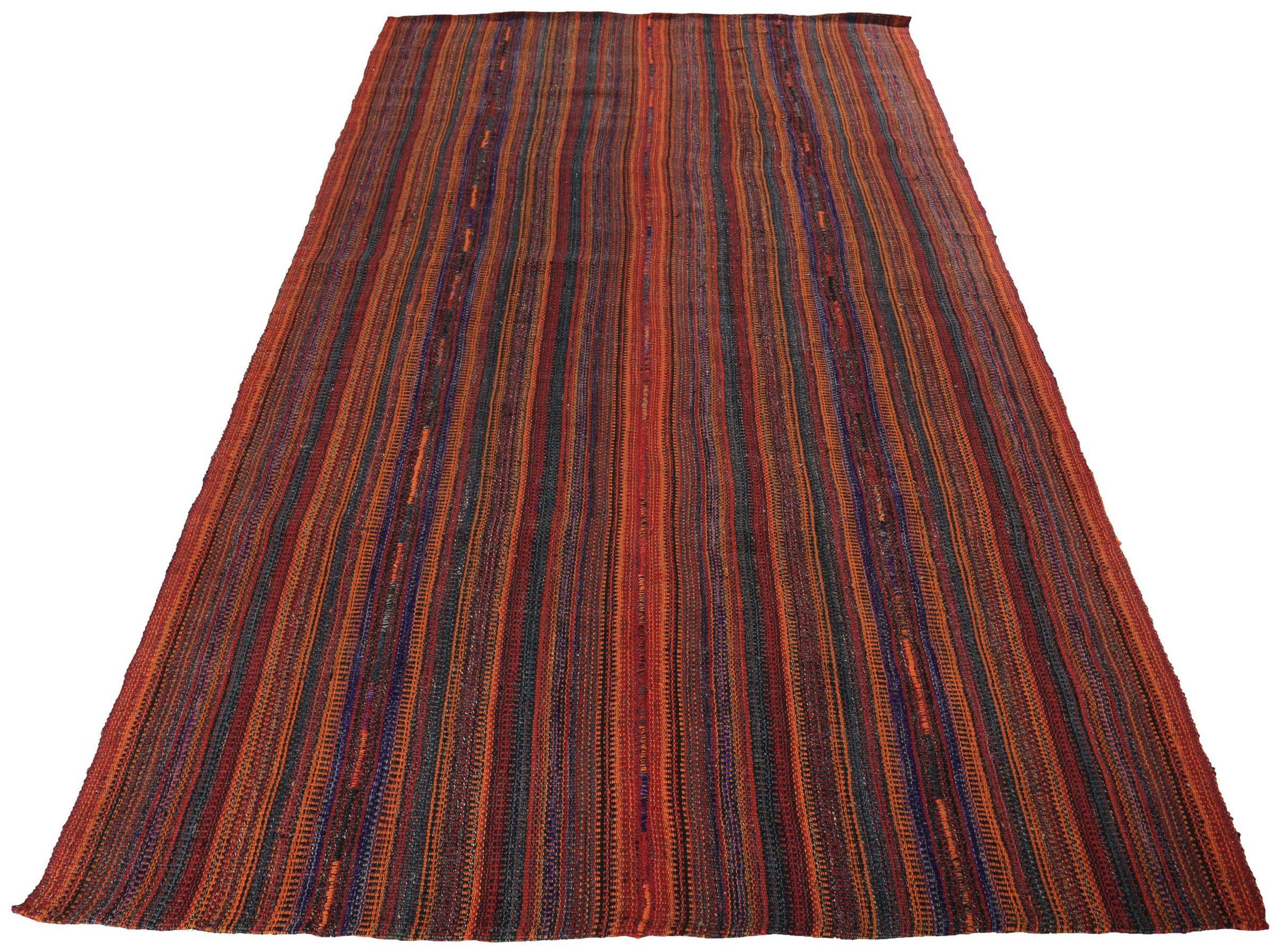 Entdecken Sie die Eleganz eines persischen Kilims mit einem kleinen Teppich von CIRCA 1910. Dieses exklusive Design aus Wolle und BlauOrangeRot ist perfekt, um Ihren Raum zu verschönern.