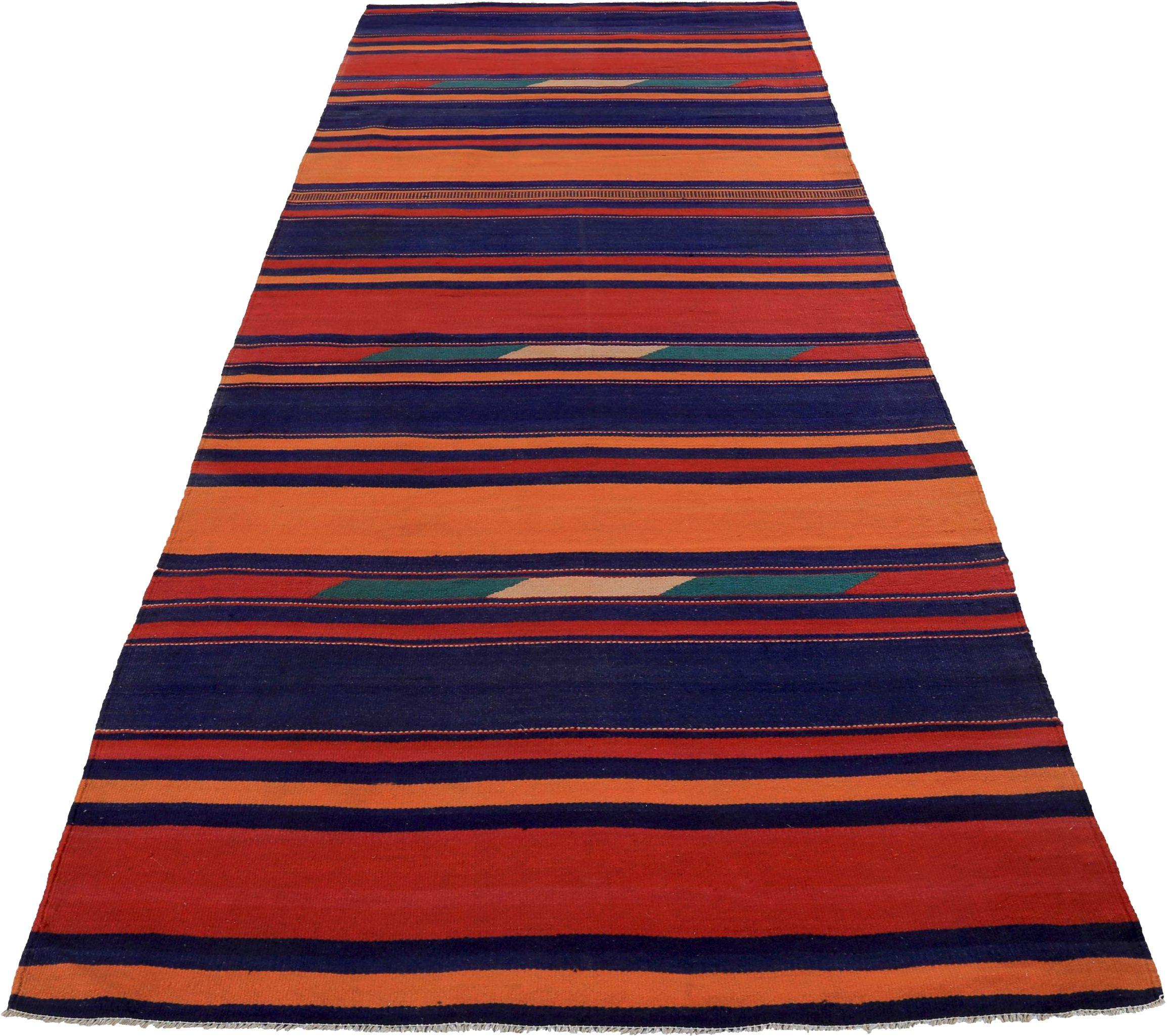 Entdecken Sie die Eleganz eines persischen Kilims mit einem kleinen Teppich von CIRCA 1910. Dieses exklusive Design aus Wolle und BlauOrangeRot ist perfekt, um Ihren Raum zu verschönern.