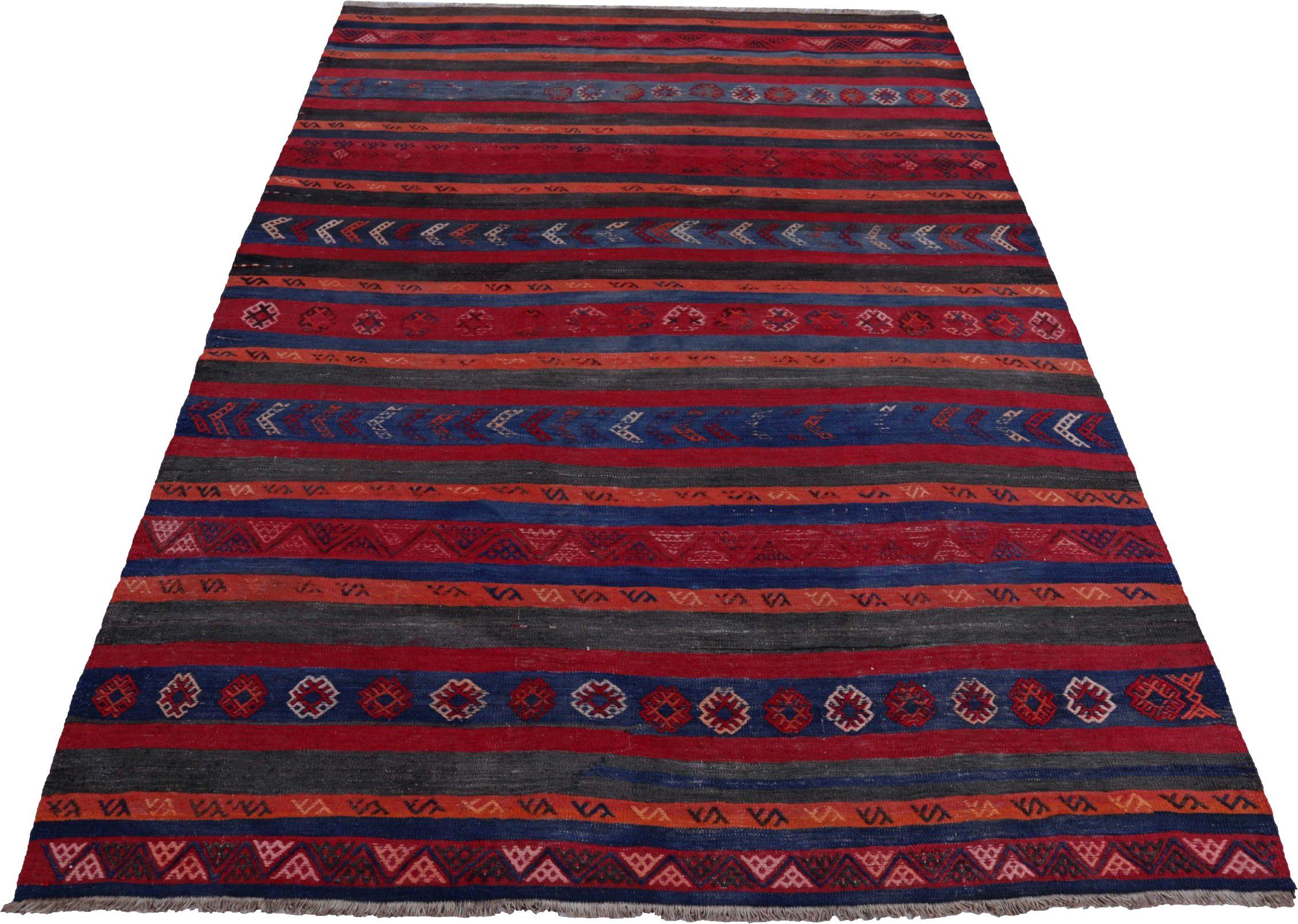 Entdecken Sie die Eleganz eines persischen Kilims mit einem kleinen Teppich von CIRCA 1910. Dieses exklusive Design aus Wolle und BlauOrangeRot ist perfekt, um Ihren Raum zu verschönern.