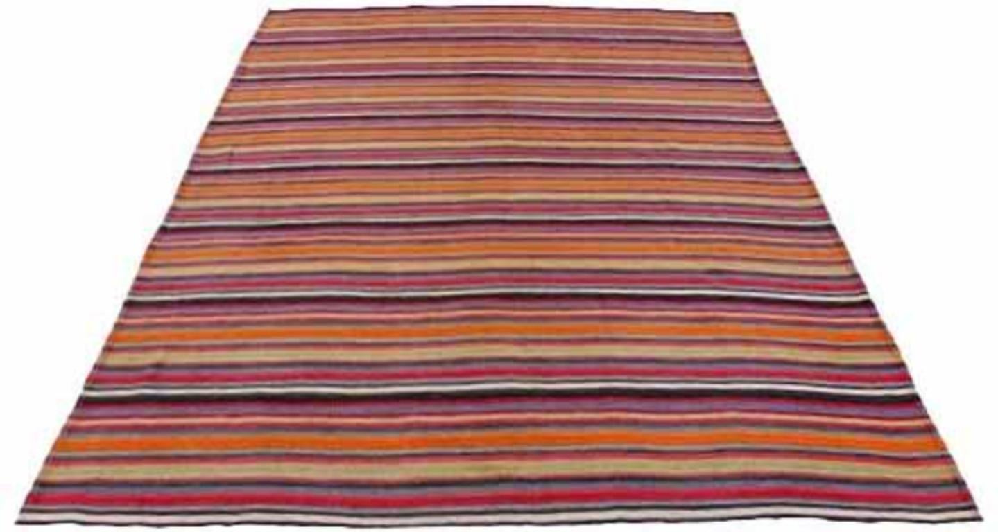 Entdecken Sie die Eleganz eines persischen Kilims mit einem kleinen Teppich von CIRCA 1910. Dieses exklusive Design aus Wolle und BlauOrangeRotGelb ist perfekt, um Ihren Raum zu verschönern.