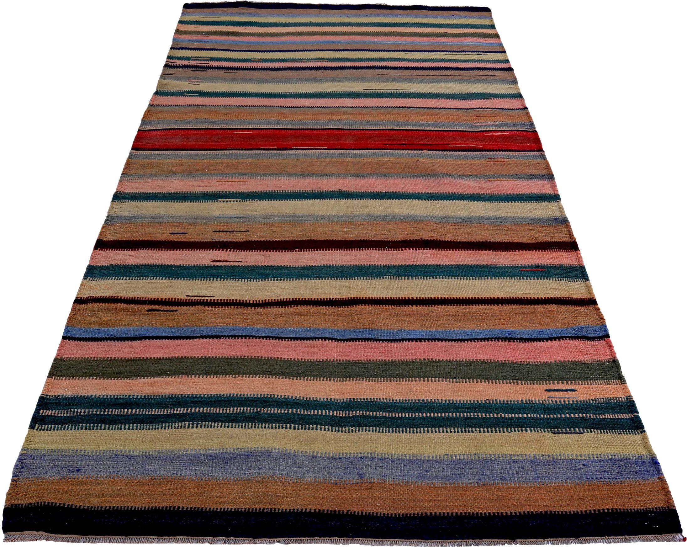 Entdecken Sie die Eleganz eines persischen Kilims mit einem kleinen Teppich von CIRCA 1910. Mit Wolle und BluePinkRed entworfen, ist dieses exklusive Design perfekt, um Ihren Raum zu verschönern.