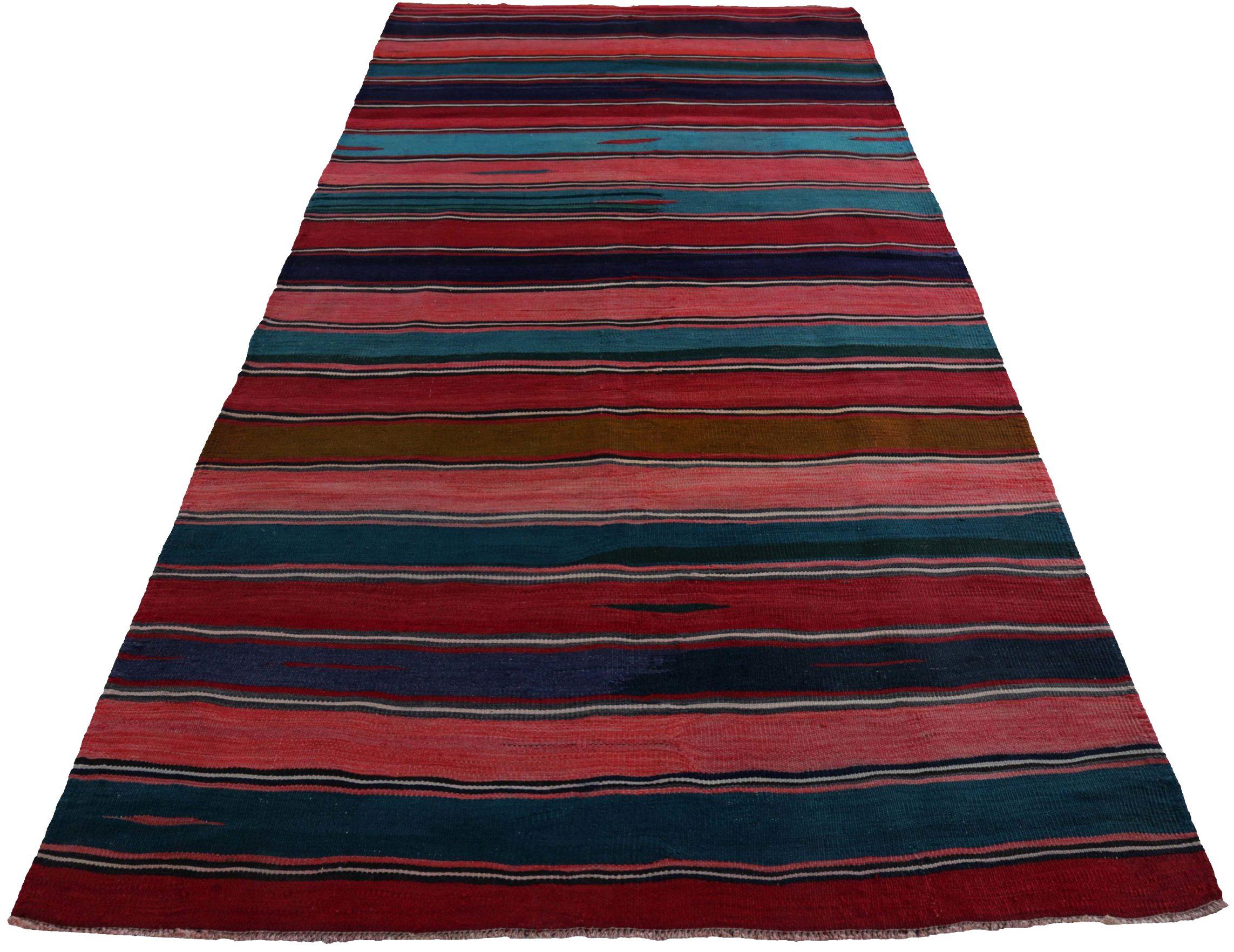 Entdecken Sie die Eleganz eines persischen Kilims mit einem kleinen Teppich von CIRCA 1910. Mit Wolle und BluePinkRed entworfen, ist dieses exklusive Design perfekt, um Ihren Raum zu verschönern.