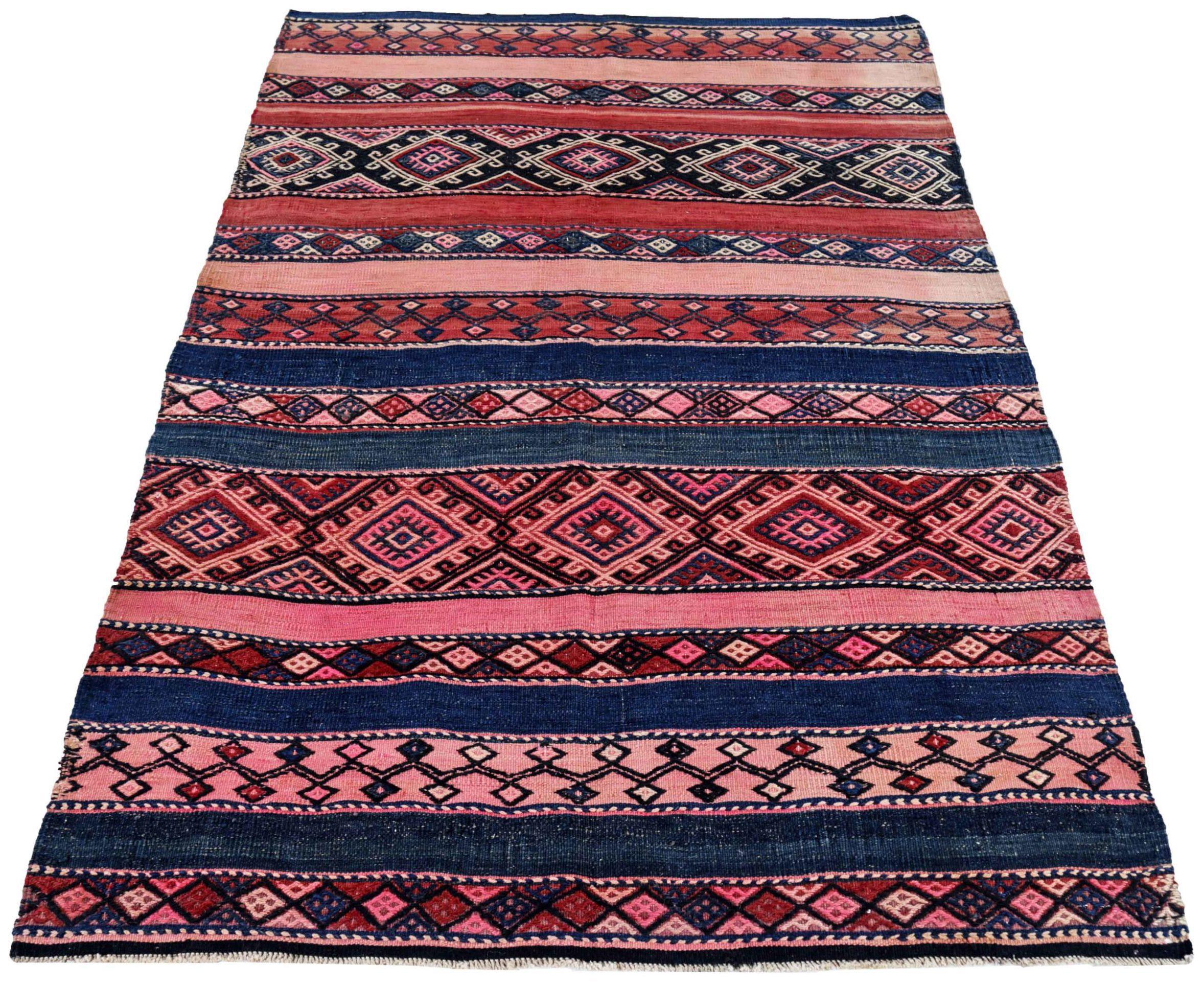 Entdecken Sie die Eleganz eines persischen Kilims mit einem kleinen Teppich von CIRCA 1910. Mit Wolle und BluePinkRed entworfen, ist dieses exklusive Design perfekt, um Ihren Raum zu verschönern.