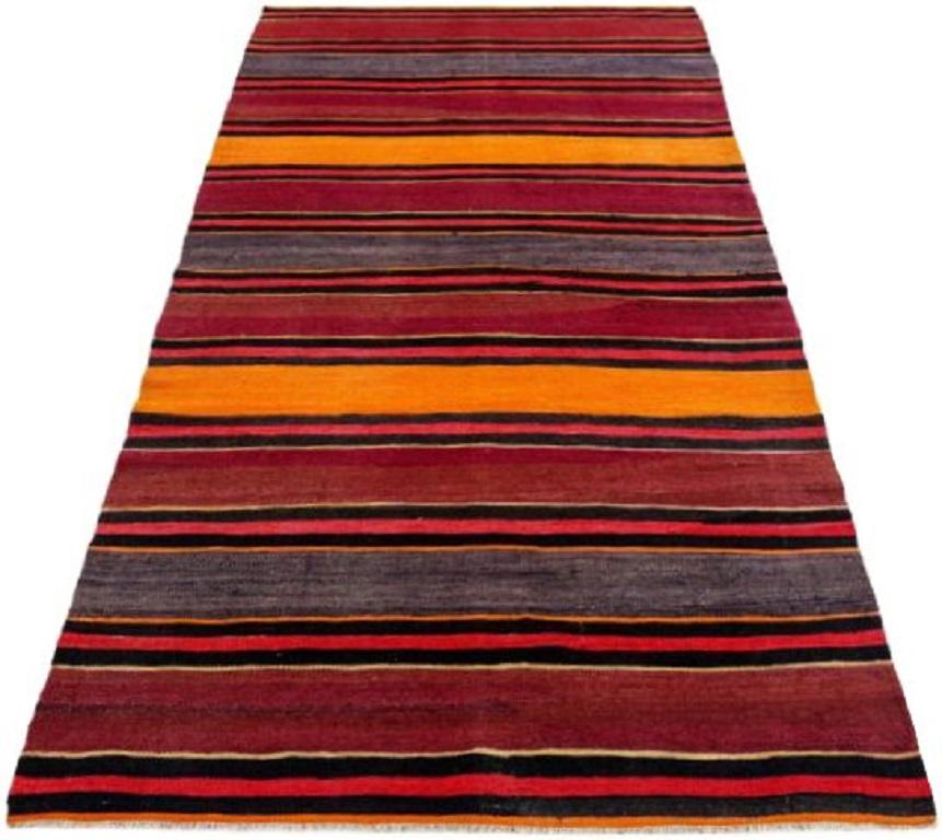 Descubre la elegancia del Kilim persa con una pequeña alfombra de circa 1910. Diseñado con Lana y AzulRosaRojoAmarillo, este diseño exclusivo es perfecto para realzar tu espacio.